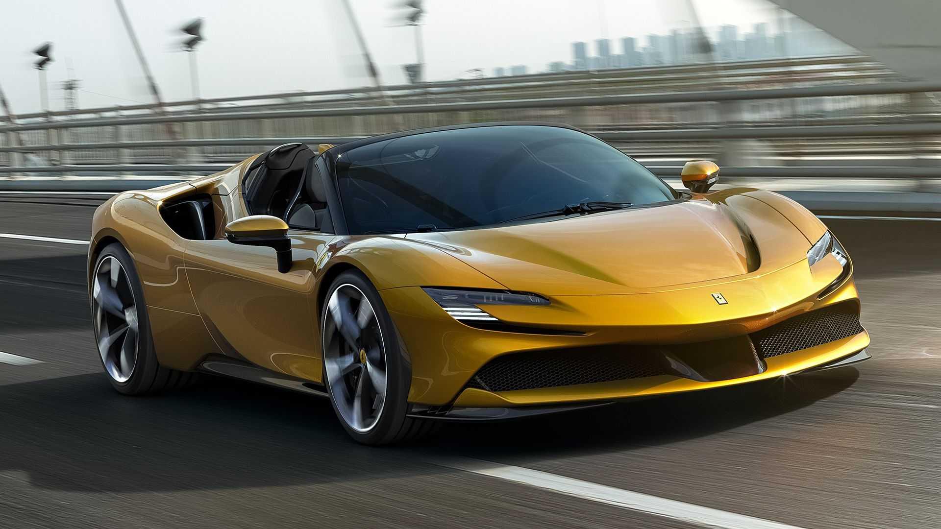 نمای سه چهارم ابرخودرو پلاگین هیبریدی روباز فراری SF90  اسپایدر / Ferrari SF90 Spider زرد رنگ در پیست