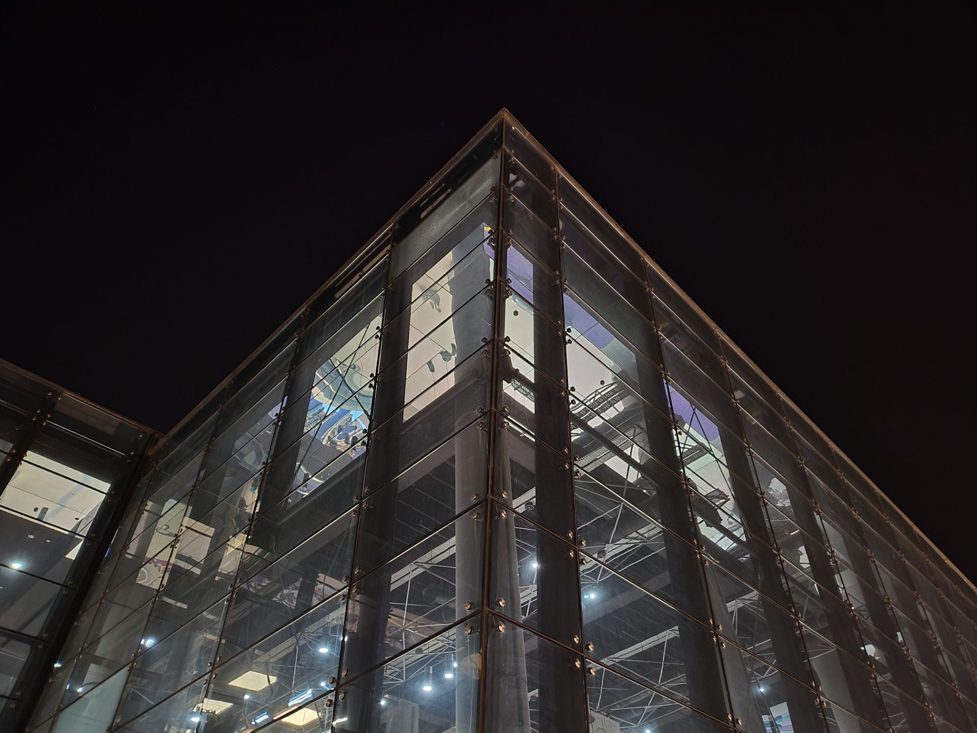 نمونه عکس دوربین واید گلکسی زد فولد ۲ در تاریکی - ساختمانی در باغ کتاب تهران