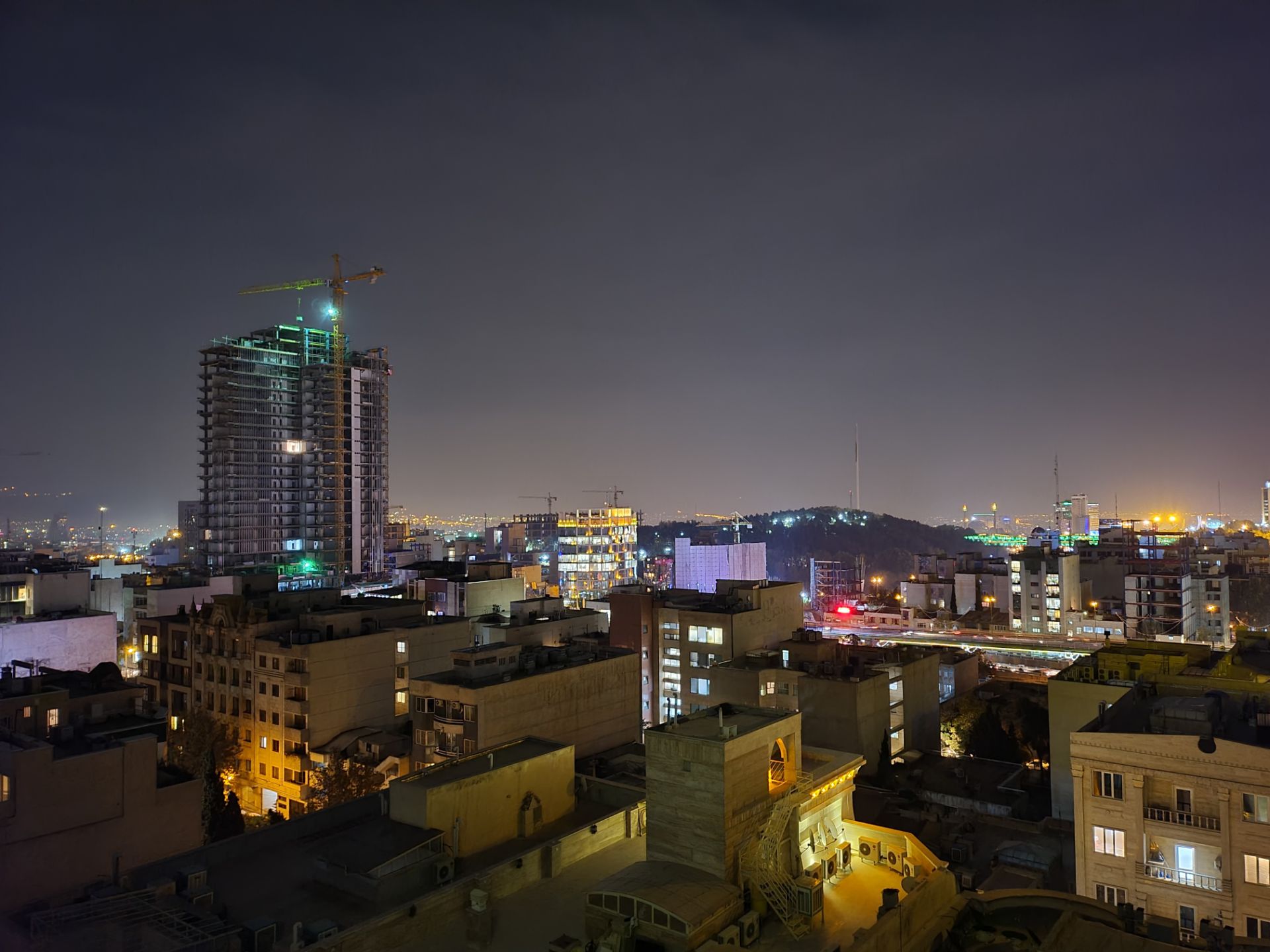 نمونه عکس دوربین واید گلکسی زد فولد ۲ در تاریکی - ساختمان های خیابان جردن تهران