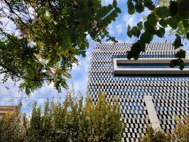 نمونه عکس دوربین واید گلکسی زد فولد ۲ - ساختمانی در میان درختان خیابان جردن - تهران