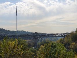 نمونه عکس دوربین تله فوتو گلکسی زد فولد ۲ - نمای پل طبیعت تهران در میان درختان