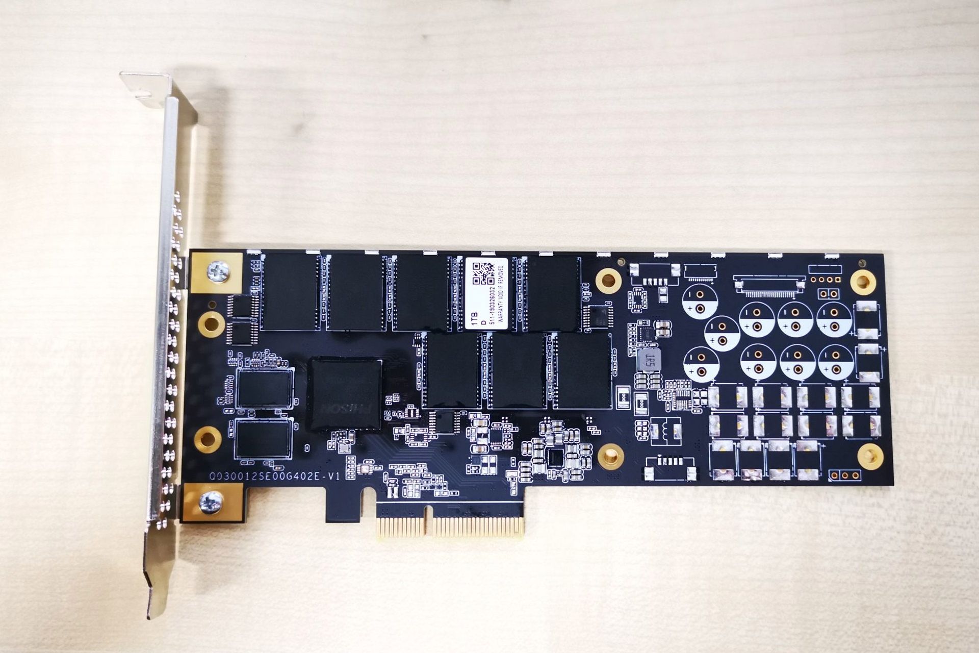 اس اس دی گیگابایت Gigabyte AORUS RGB AIC NVMe SSD از نمای پشت