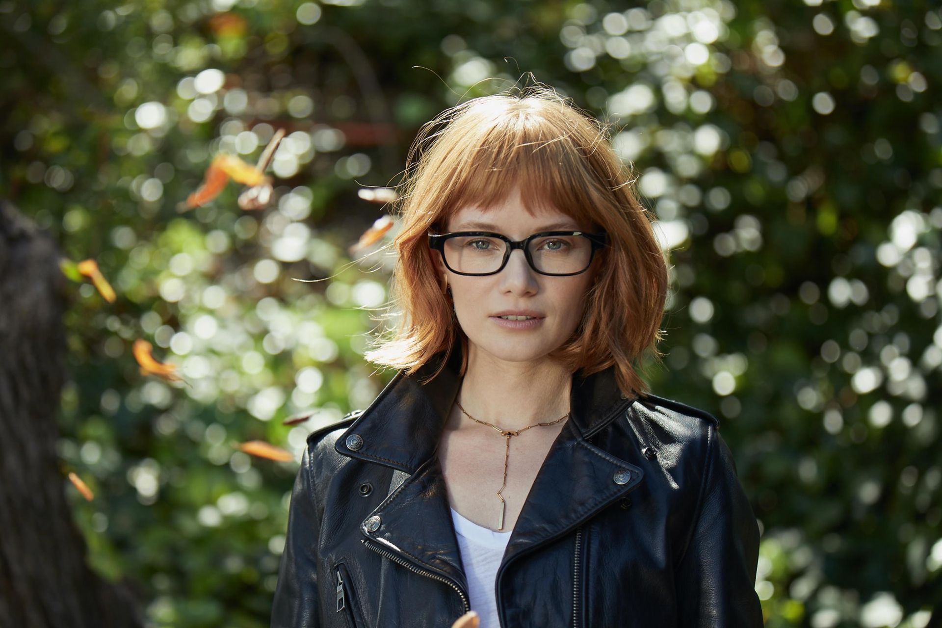 زن موقرمز با عینک آمازون اکو فریمز / Echo Frames