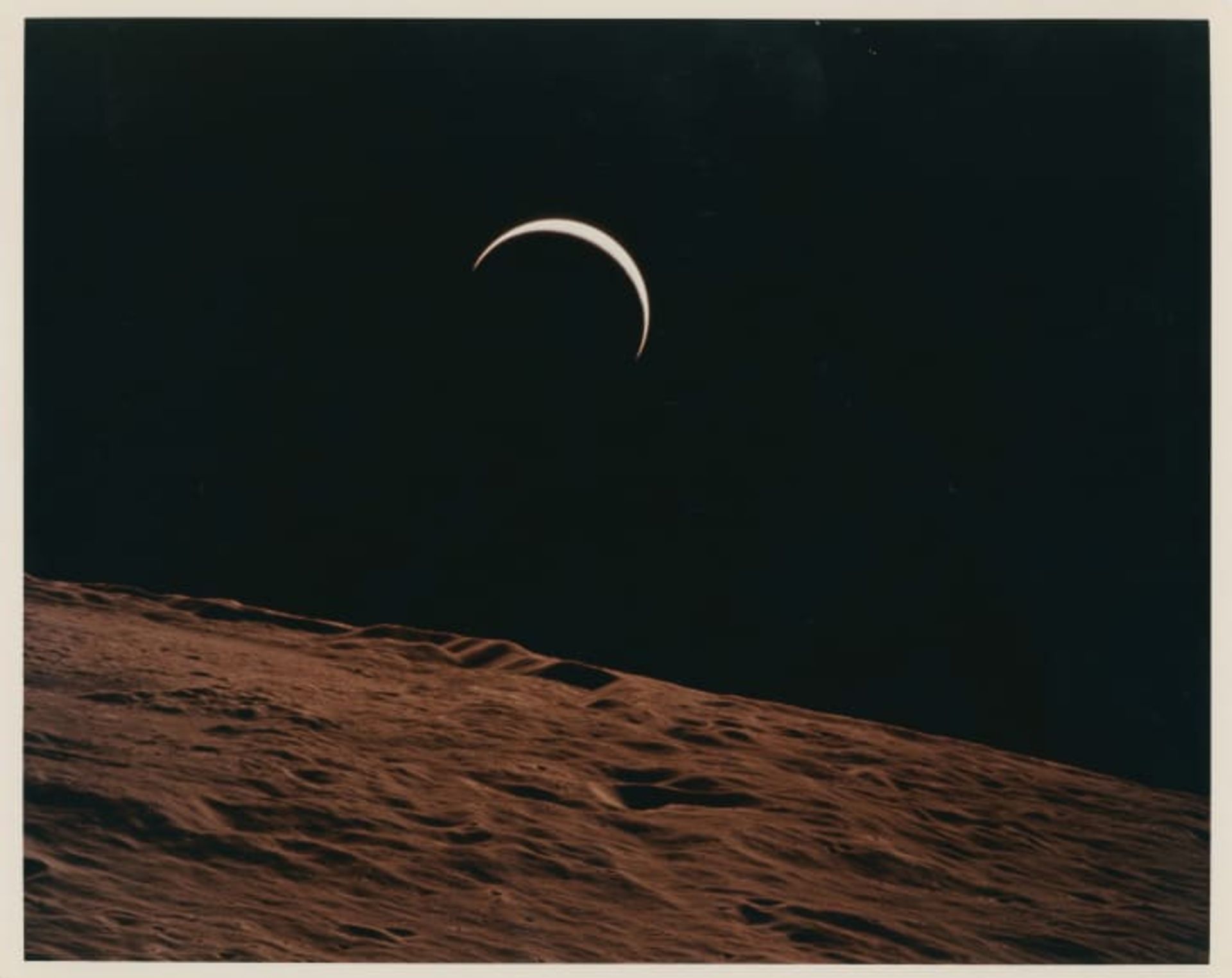 هلال زمین در حال بالا آمدن در افق ماه، عکس در سال ۱۹۷۱ گرفته شده است