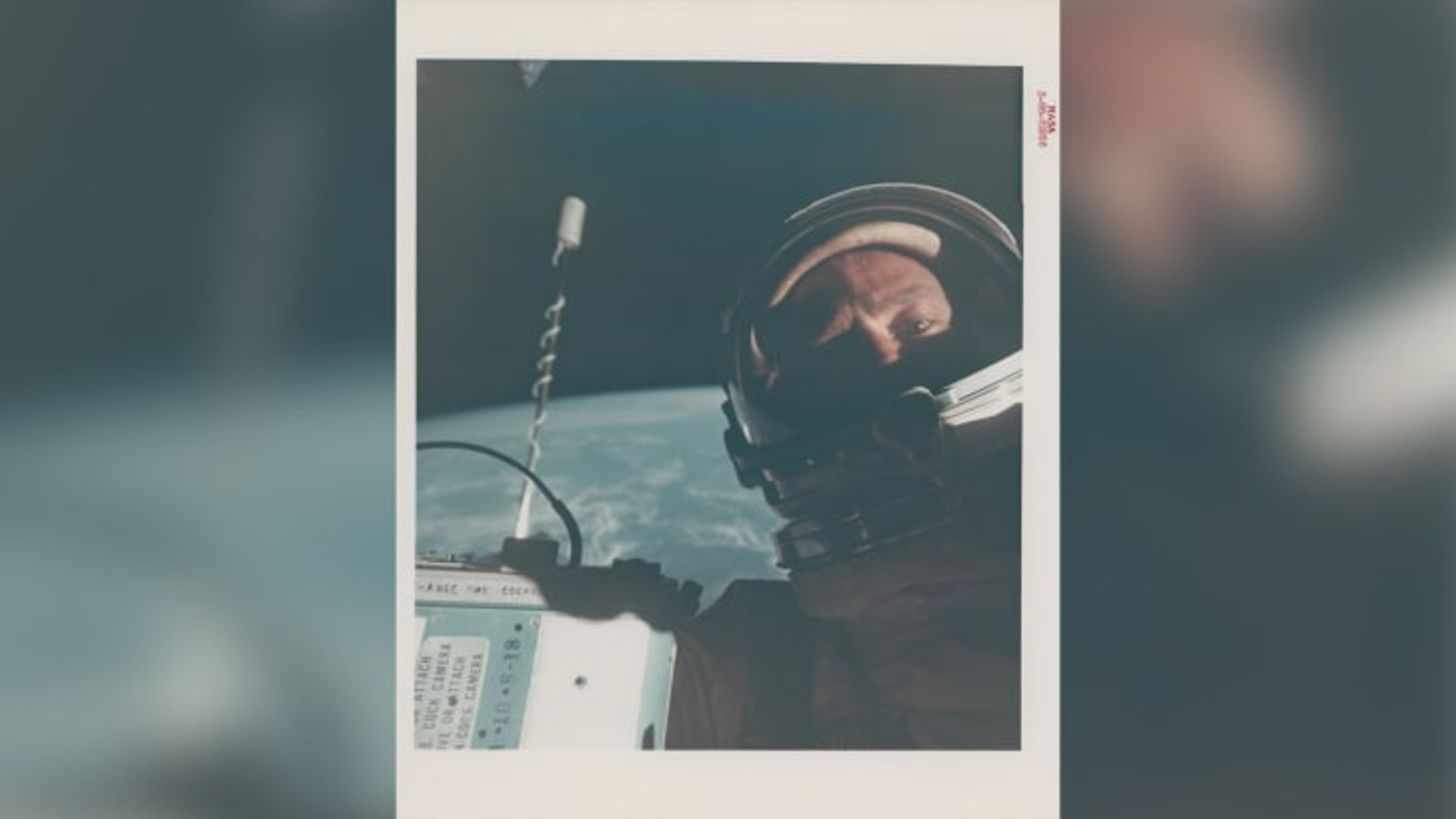 اولین سلفی فضایی که در سال ۱۹۶۶ توسط باز آلدرین گرفته شد