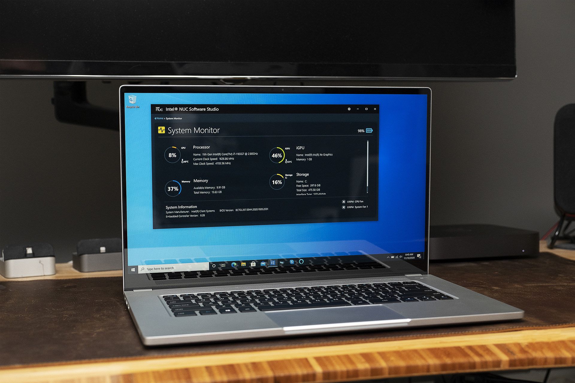 لپ تاپ اینتل ان یو سی ام ۱۵ / Intel NUC M15 روی میز از نمای جلو
