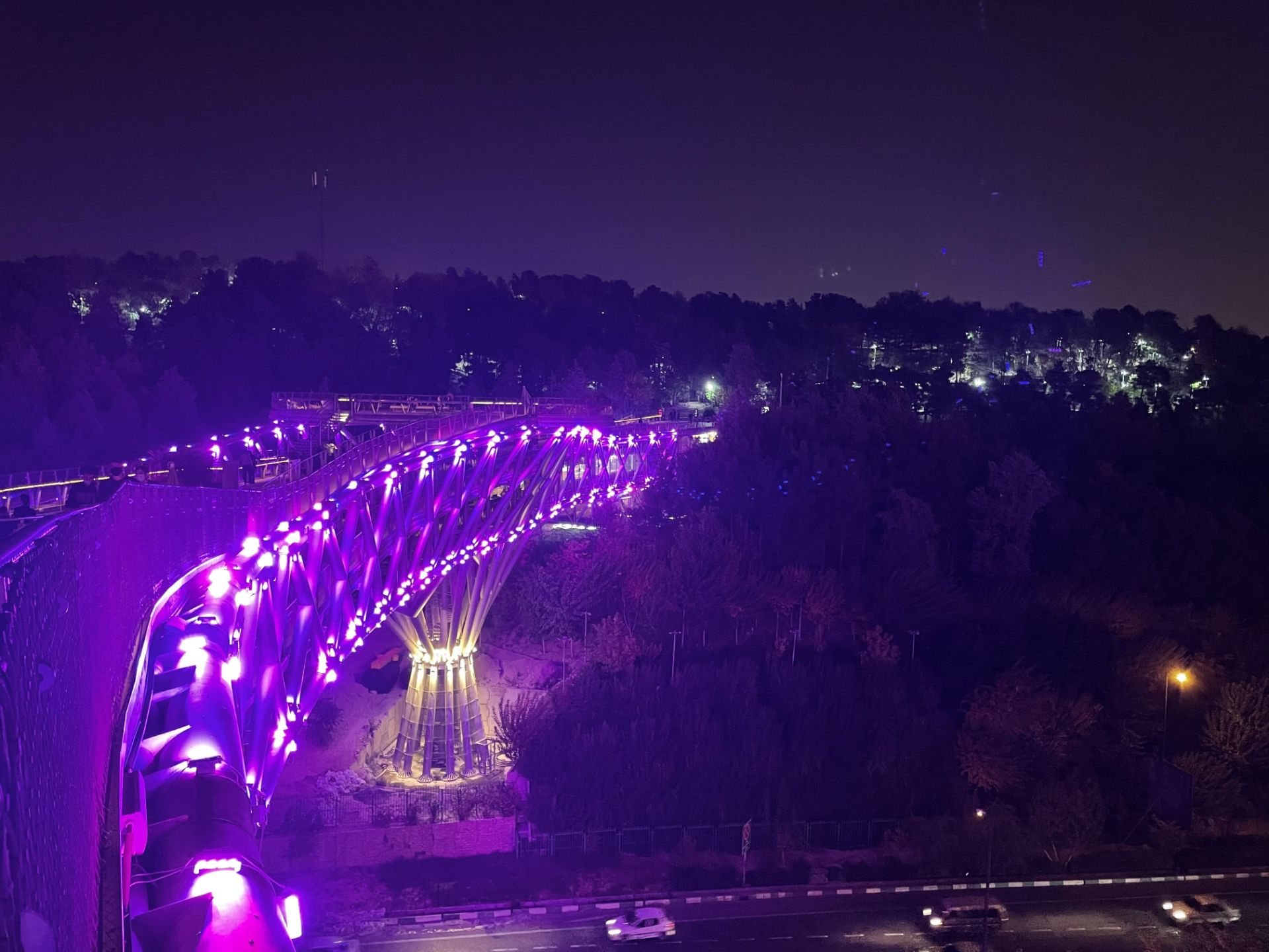 نمونه عکس دوربین واید آیفون ۱۲ پرو اپل در تاریکی - چراغانی پل طبیعت پارک آب و آتش تهران