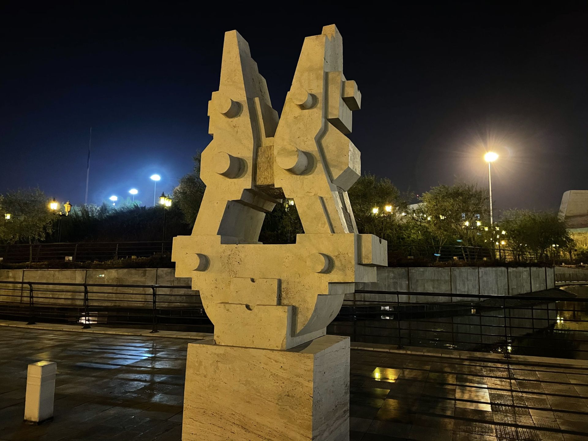نمونه عکس دوربین واید آیفون ۱۲ پرو اپل در تاریکی - مجسمه ای در باغ کتاب تهران