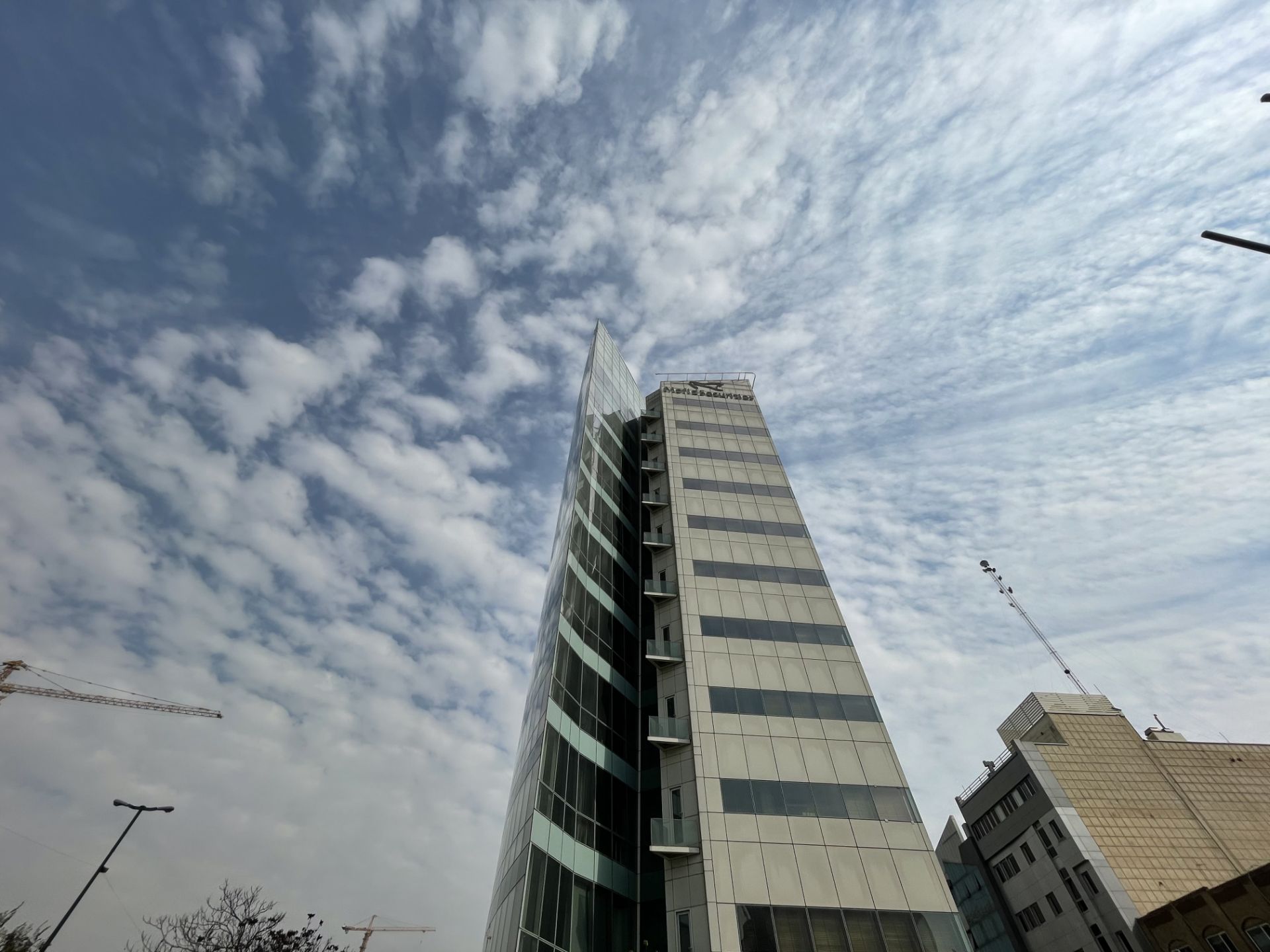 مرجع متخصصين ايران نمونه عكس دوربين اولتراوايد آيفون ۱۲ پرو اپل در طول روز - ساختمان كارگزاري مفيد تهران