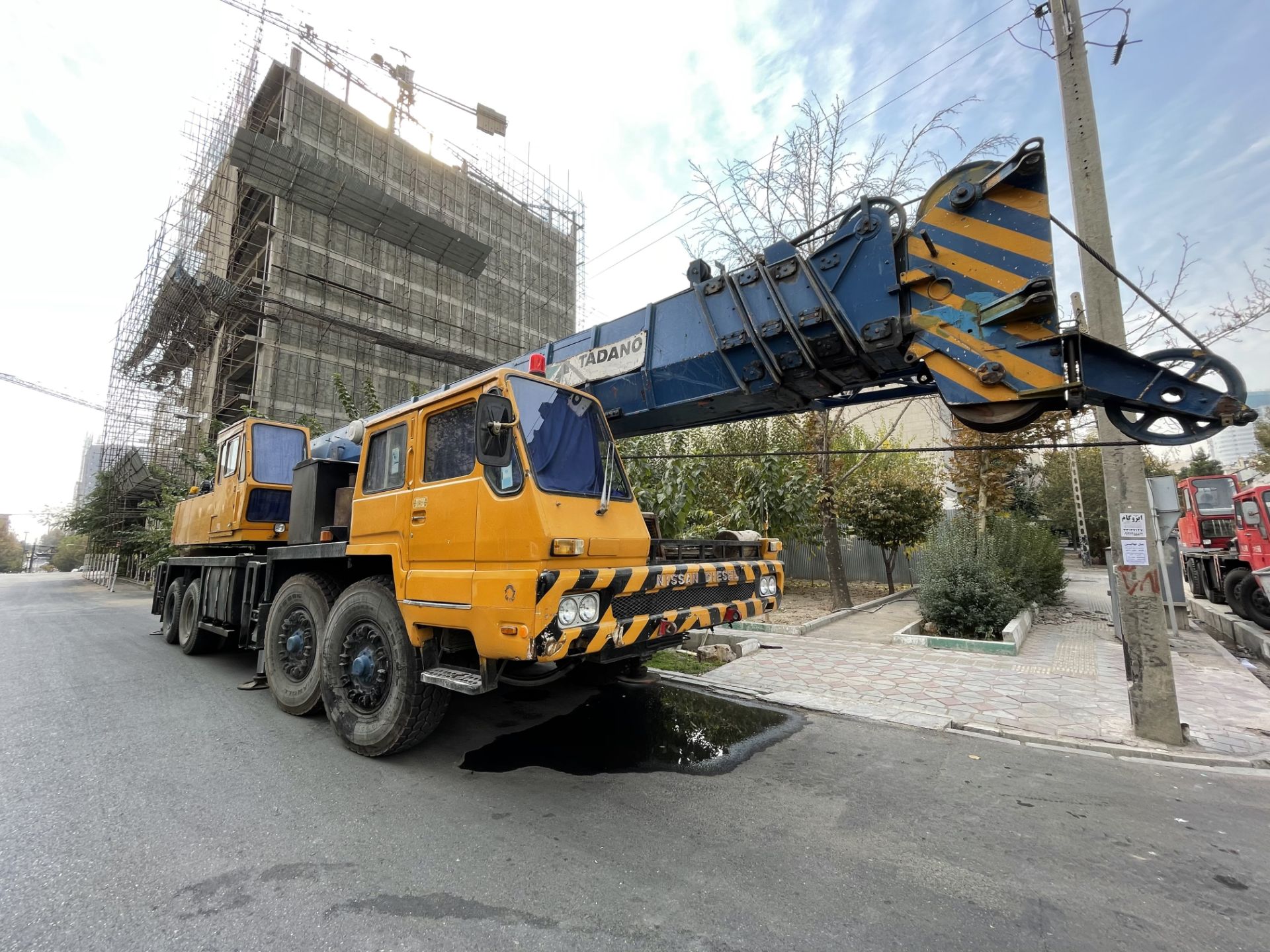 نمونه عکس دوربین اولتراواید آیفون ۱۲ پرو اپل در طول روز - جرثقیل در خیابان دیدار شمالی تهران