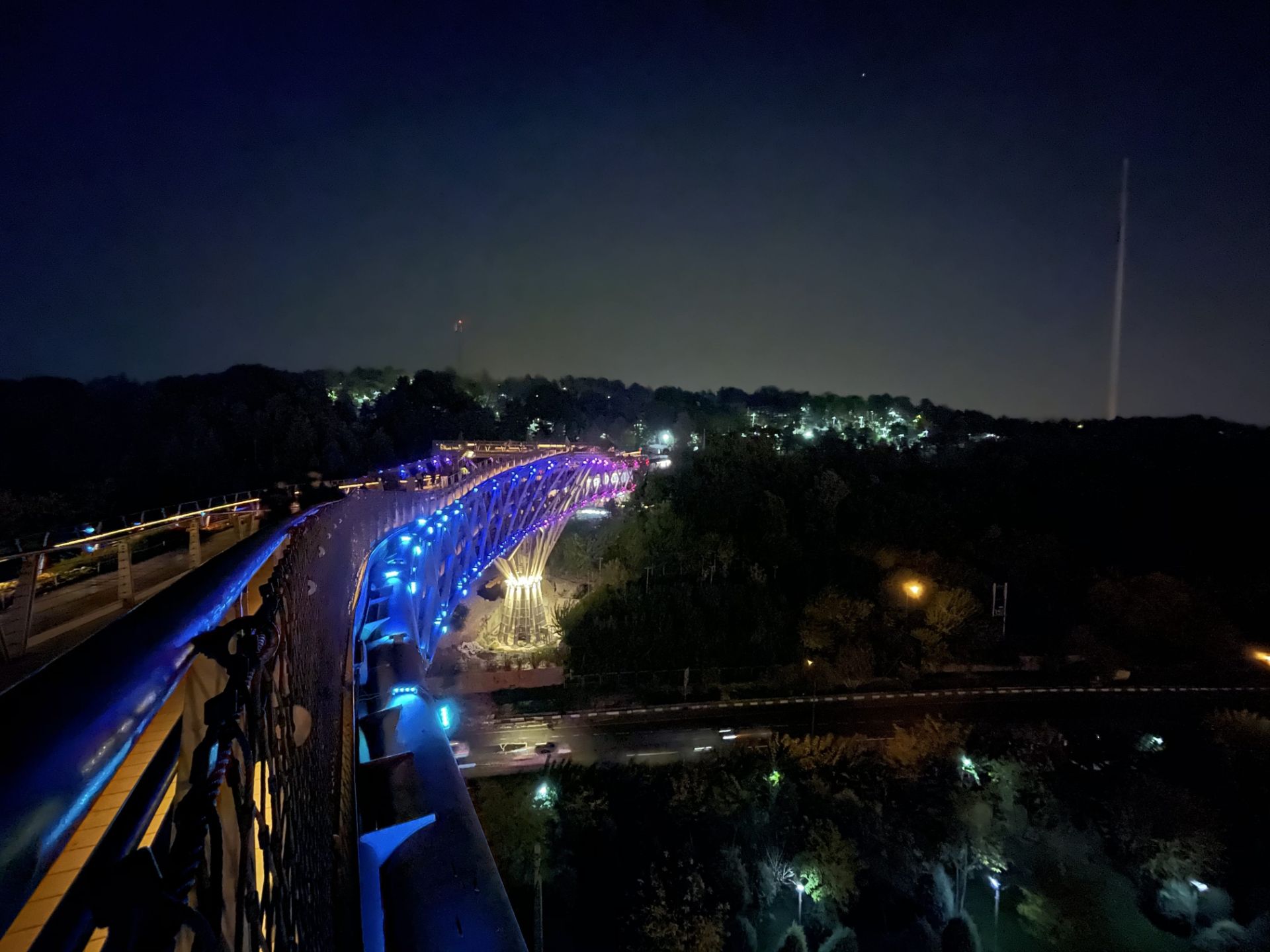 نمونه عکس دوربین اولتراواید آیفون ۱۲ پرو اپل در تاریکی - چراغانی پل طبیعت تهران