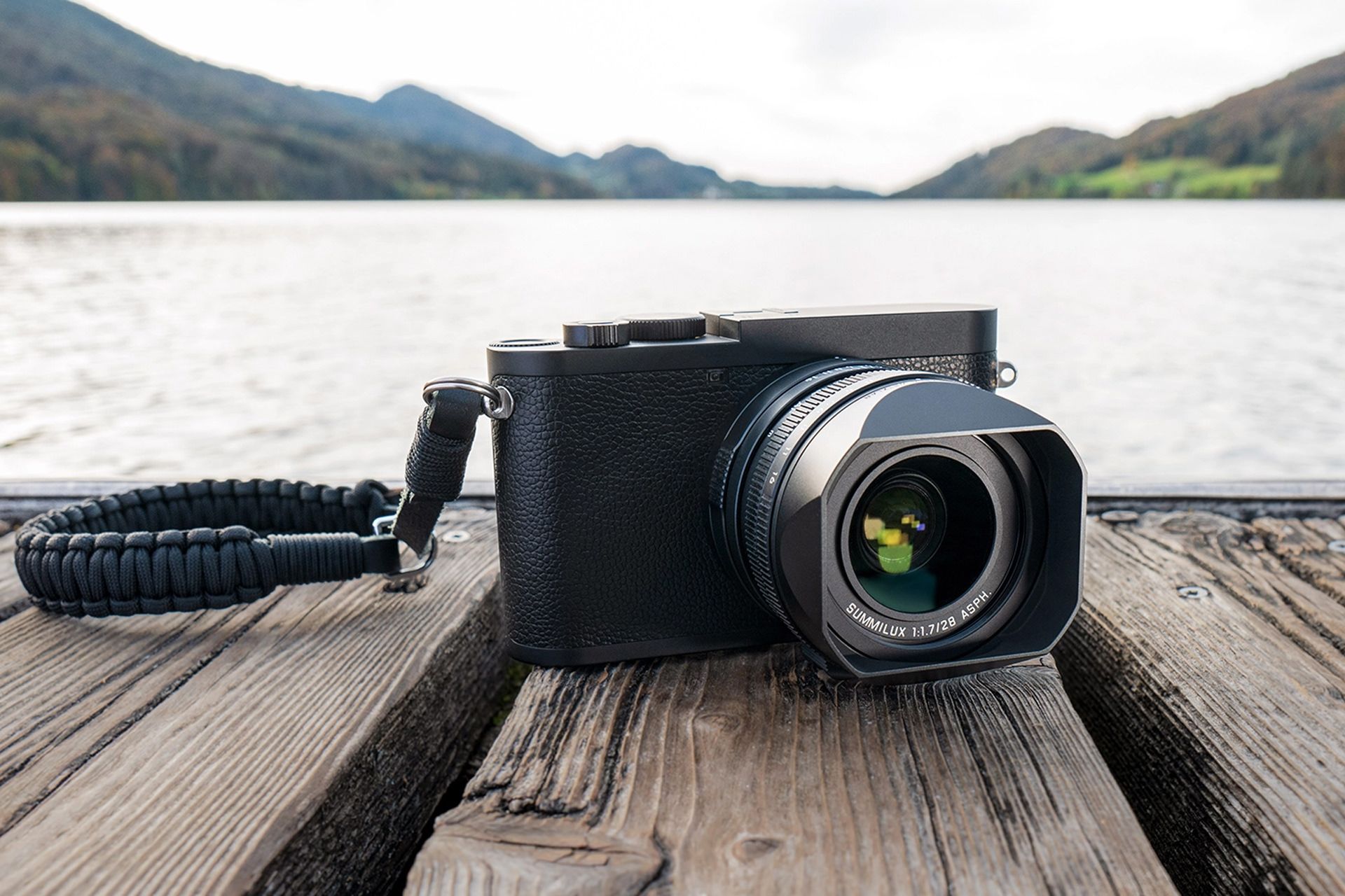 دوربین لایکا کیو 2 مونوکروم / Leica Q2 Monochrom از نمای سه رخ روی چوب آسمان سفید آب