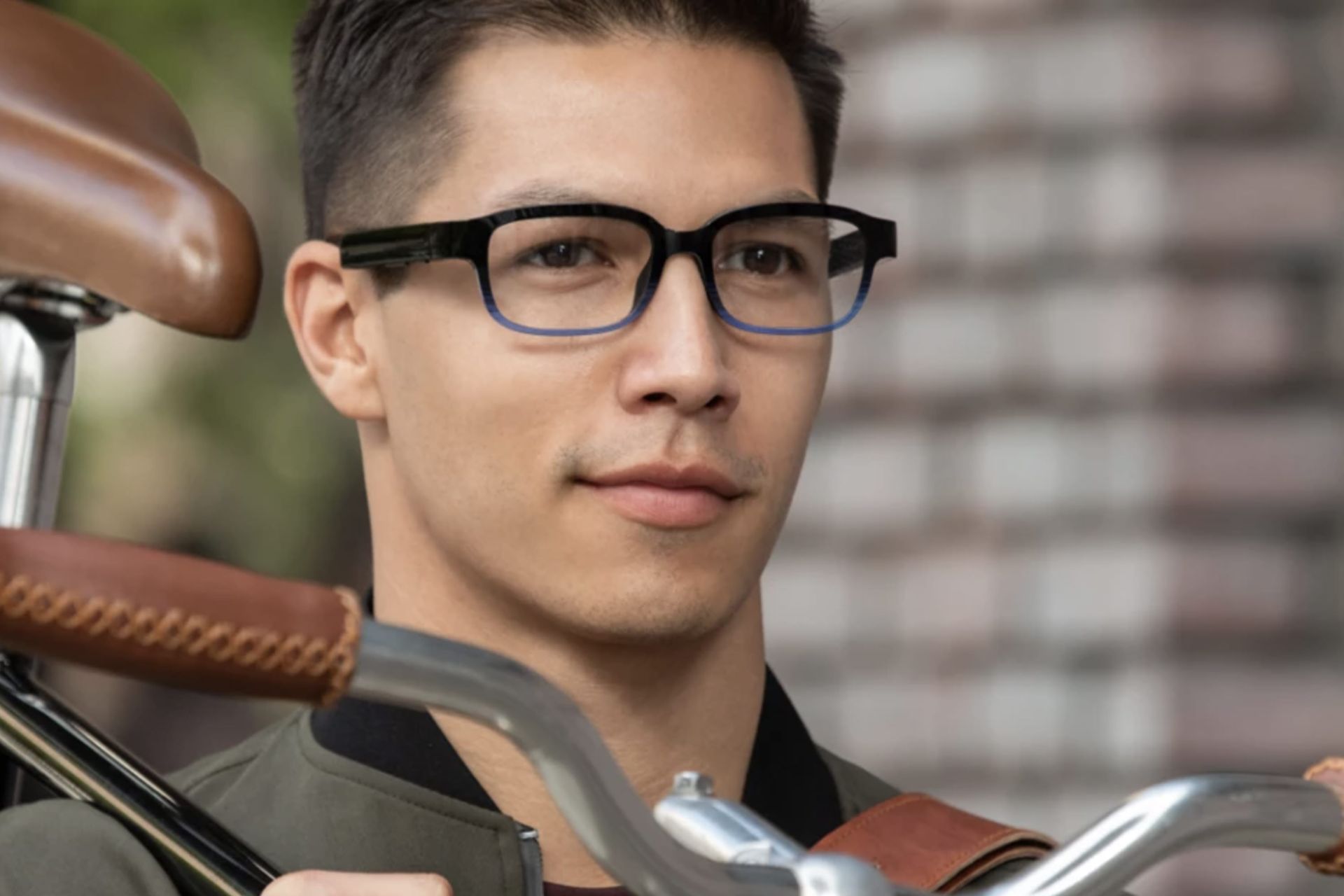 مرد خوشحال با عینک آمازون اکو فریمز / Echo Frames