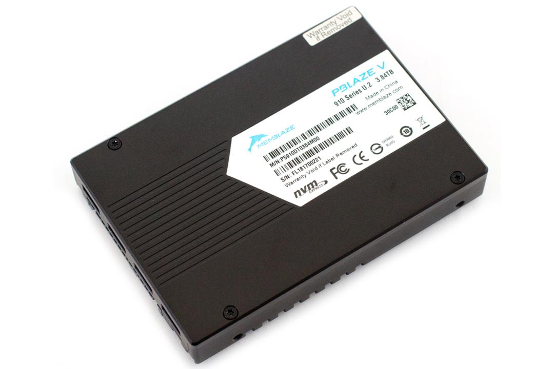 اس اس دی یو 2 Memblaze PBlaze5 910 U.2 NVMe SSD روی میز چوبی
