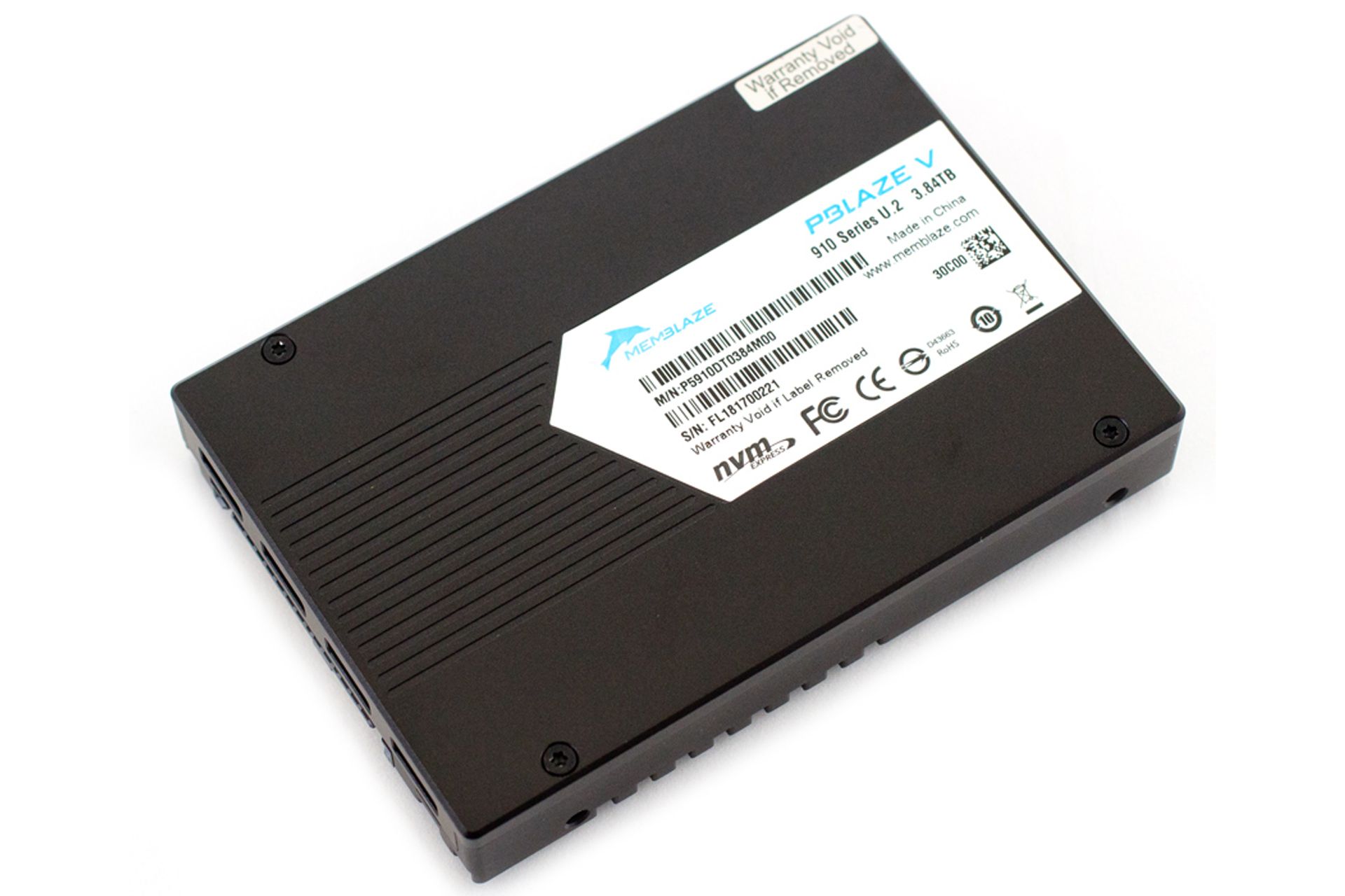 اس اس دی یو 2 Memblaze PBlaze5 910 U.2 NVMe SSD روی میز چوبی