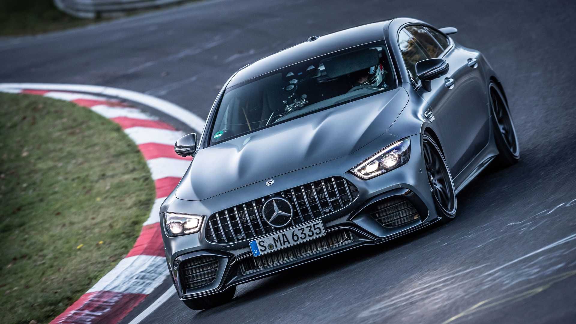 نمای سه چهارم جلو مرسدس آ ام گ جی تی 63 اس / Mercedes-AMG GT 63 S خاکستری رنگ در پیست نوربرگ رینگ