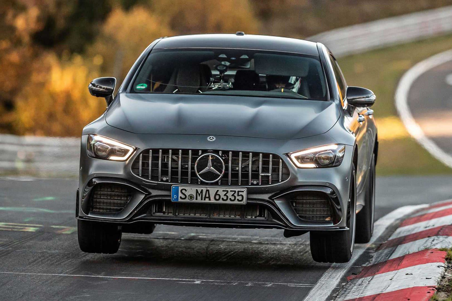 نمای جلو مرسدس آ ام گ جی تی 63 اس / Mercedes-AMG GT 63 S خاکستری رنگ در پیست نوربرگ رینگ