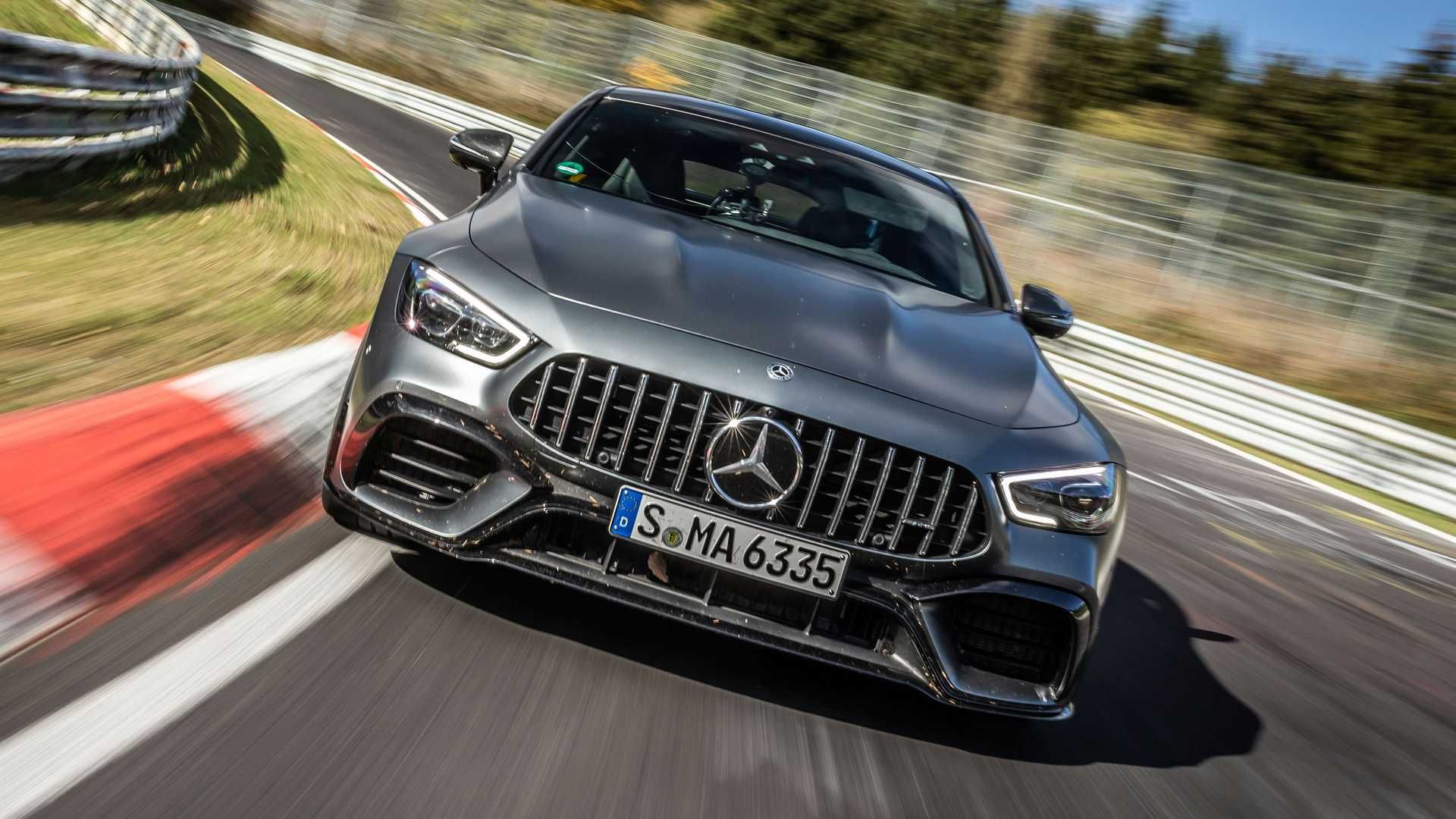 نمای سه چهارم مرسدس آ ام گ جی تی 63 اس / Mercedes-AMG GT 63 S خاکستری رنگ در پیست با منظره درخت و آسمان