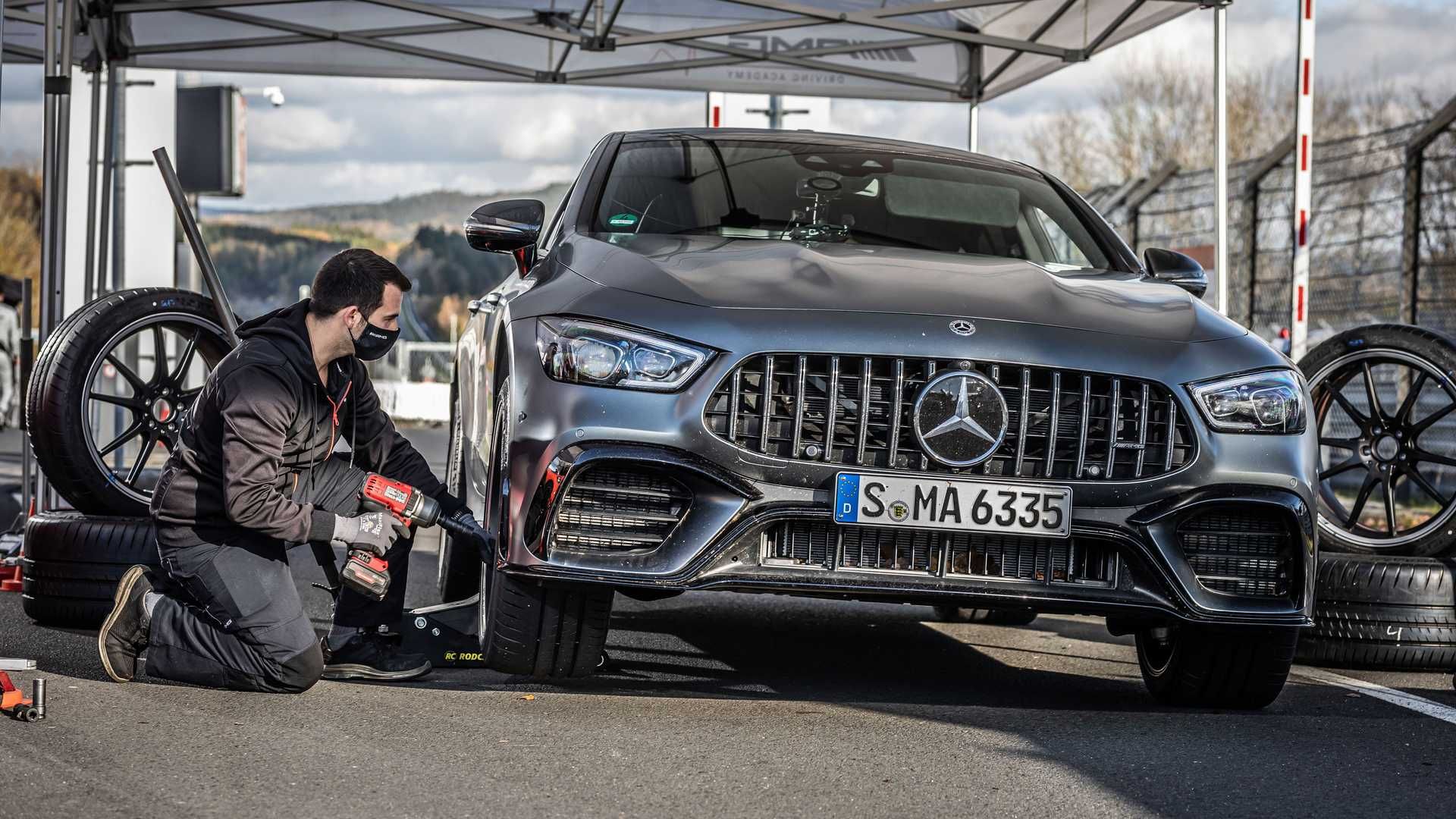نمای جلو مرسدس آ ام گ جی تی 63 اس / Mercedes-AMG GT 63 S خاکستری رنگ در حال تعویض چرخ