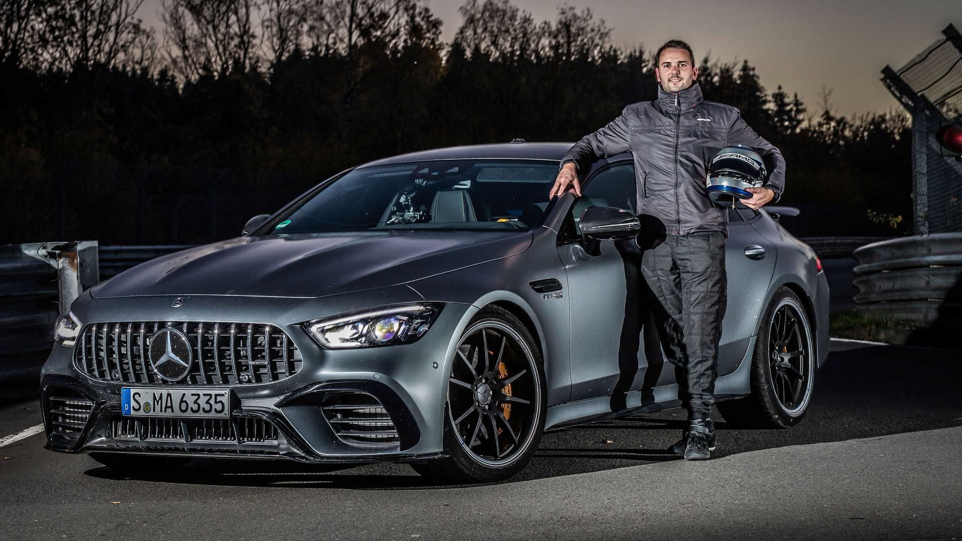 نمای مرسدس آ ام گ جی تی 63 اس / Mercedes-AMG GT 63 S خاکستری رنگ در کنار راننده