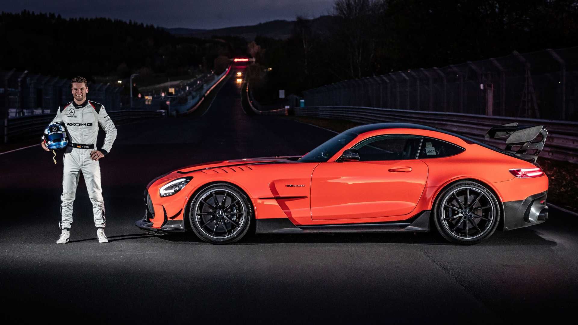 نمای جانبی مرسدس آ ام گ جی تی سری سیاه / Mercedes-AMG GT Black Series نارنجی رنگ