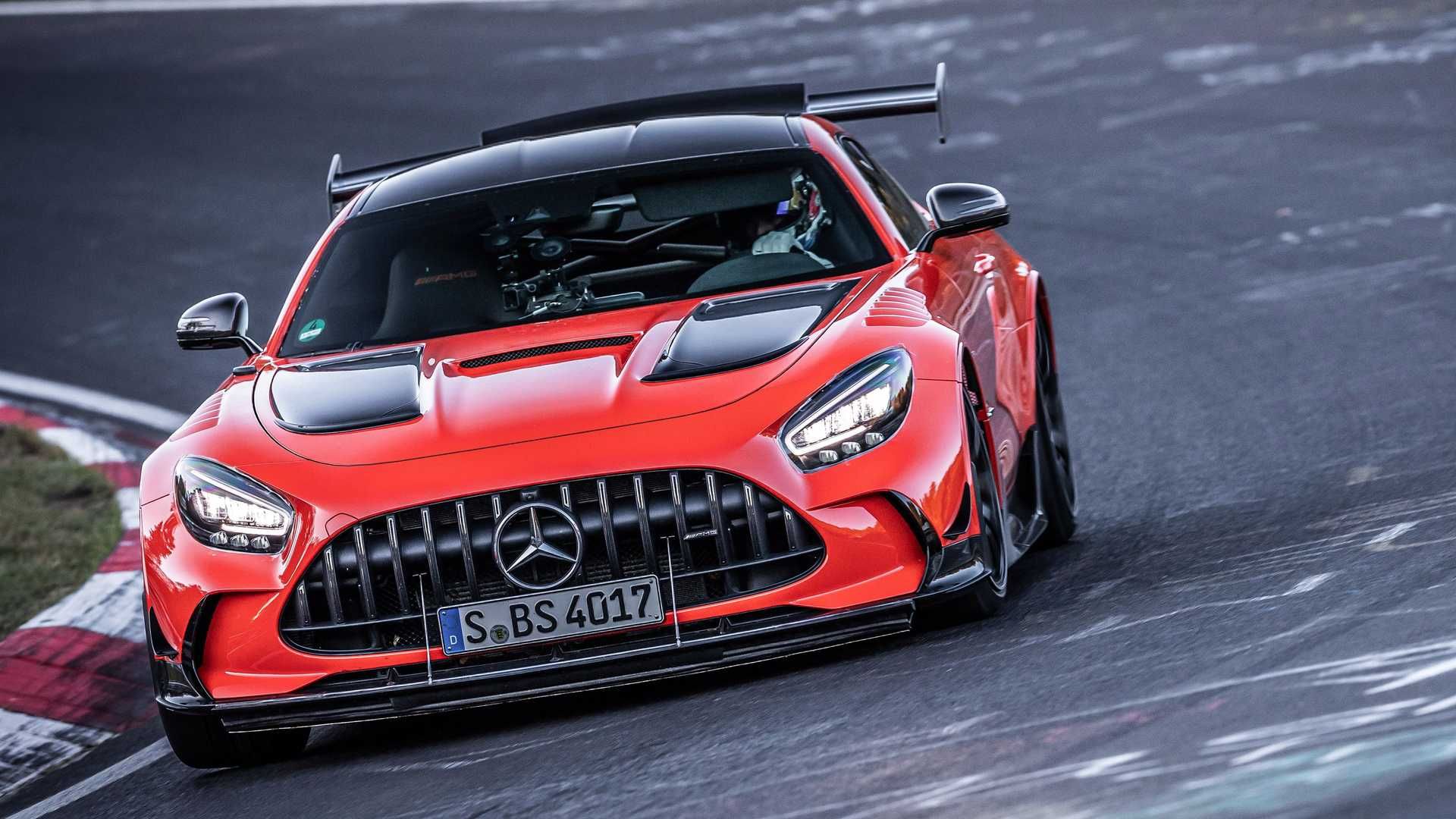 نمای جلو مرسدس آ ام گ جی تی سری سیاه / Mercedes-AMG GT Black Series نارنجی رنگ در پیست نوربرگ رینگ در حال پیچیدن