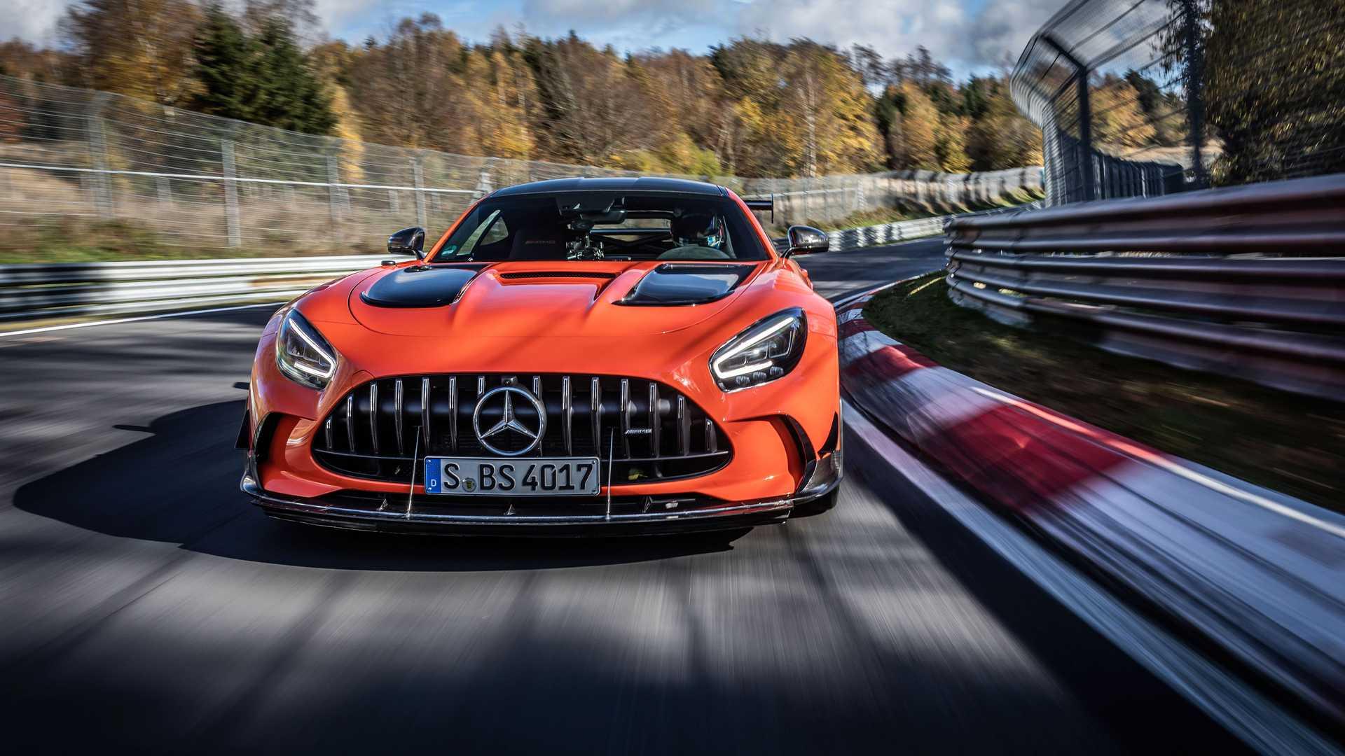 نمای جلو خودرو کوپه مرسدس آ ام گ جی تی سری سیاه / Mercedes-AMG GT Black Series نارنجی رنگ در پیست