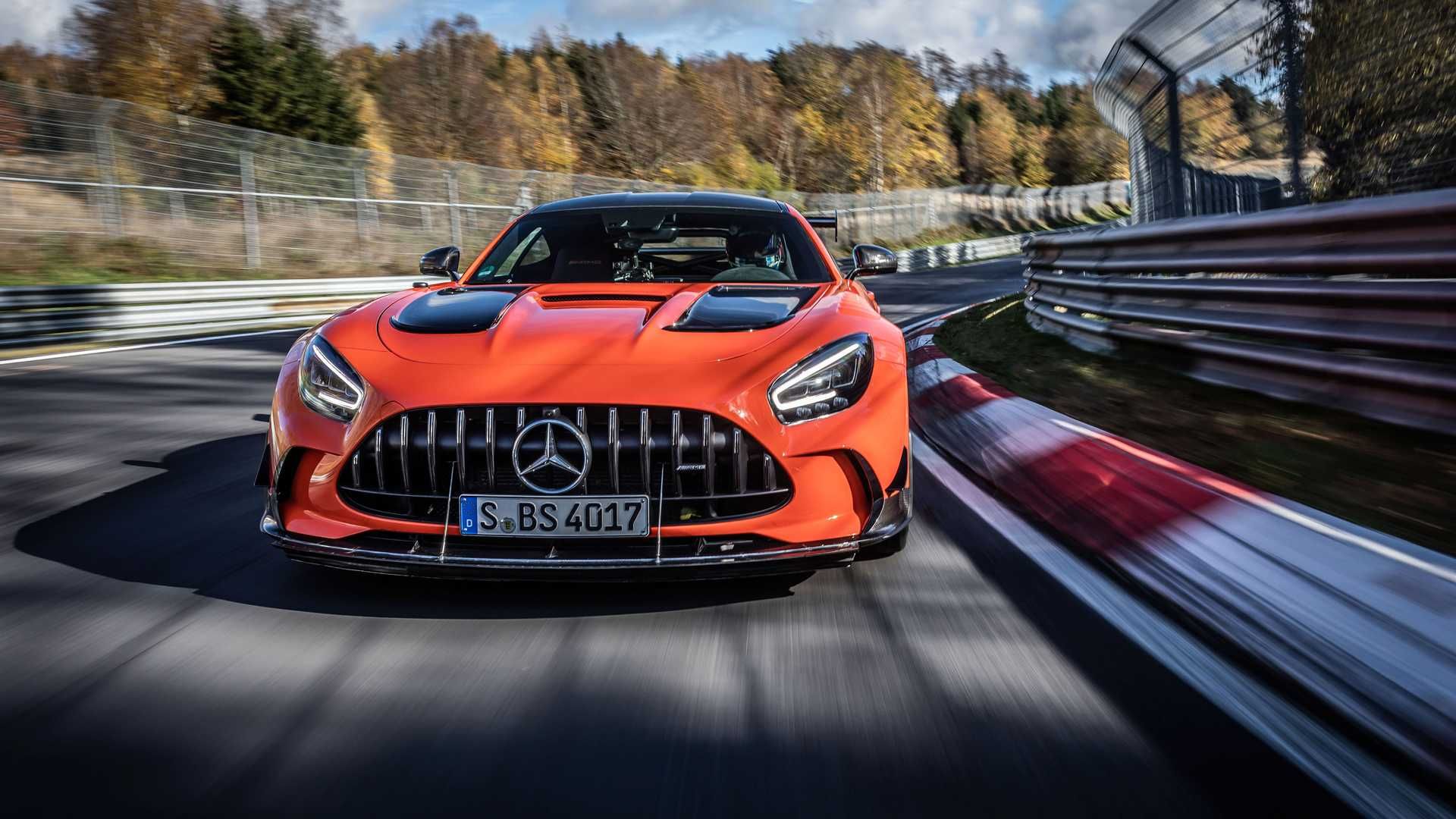 نمای جلو خودرو کوپه مرسدس آ ام گ جی تی سری سیاه / Mercedes-AMG GT Black Series نارنجی رنگ در پیست