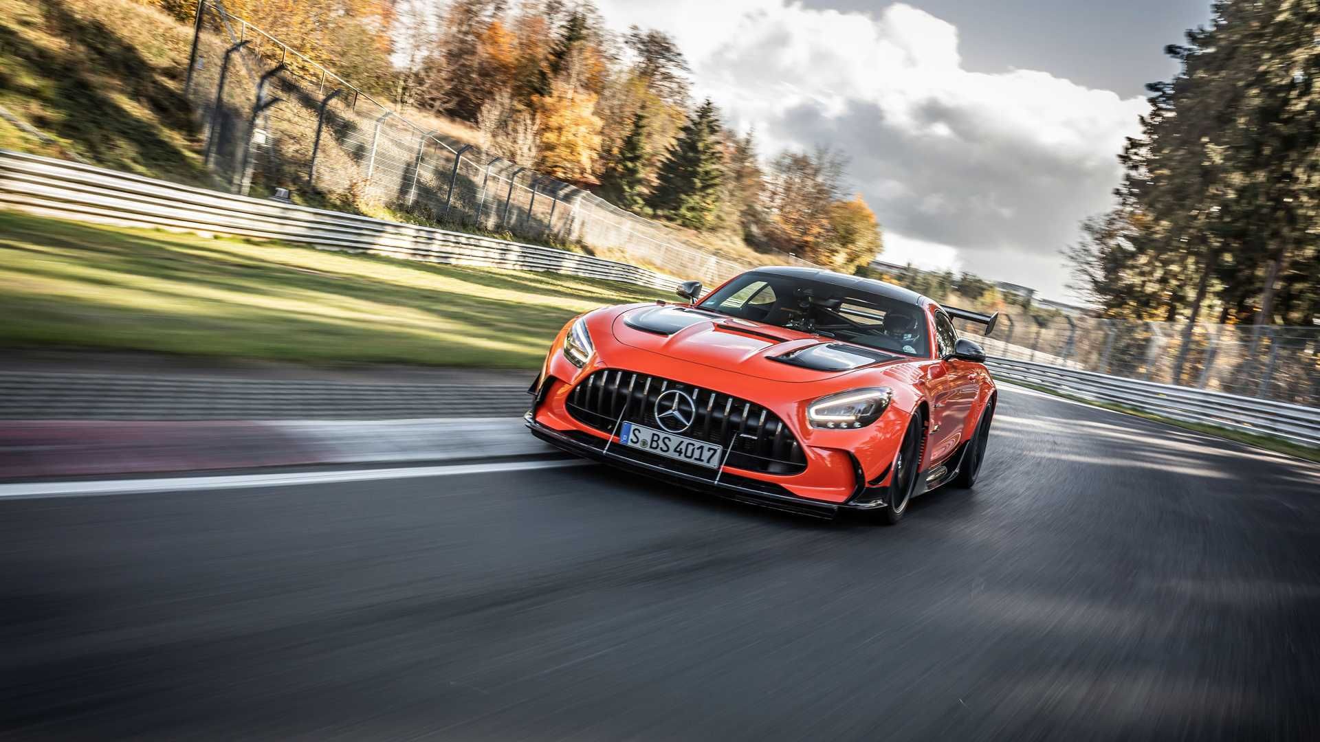 نمای جلو مرسدس آ ام گ جی تی سری سیاه / Mercedes-AMG GT Black Series نارنجی رنگ در پیست نوربرگ رینگ با منظره آسمان ابری