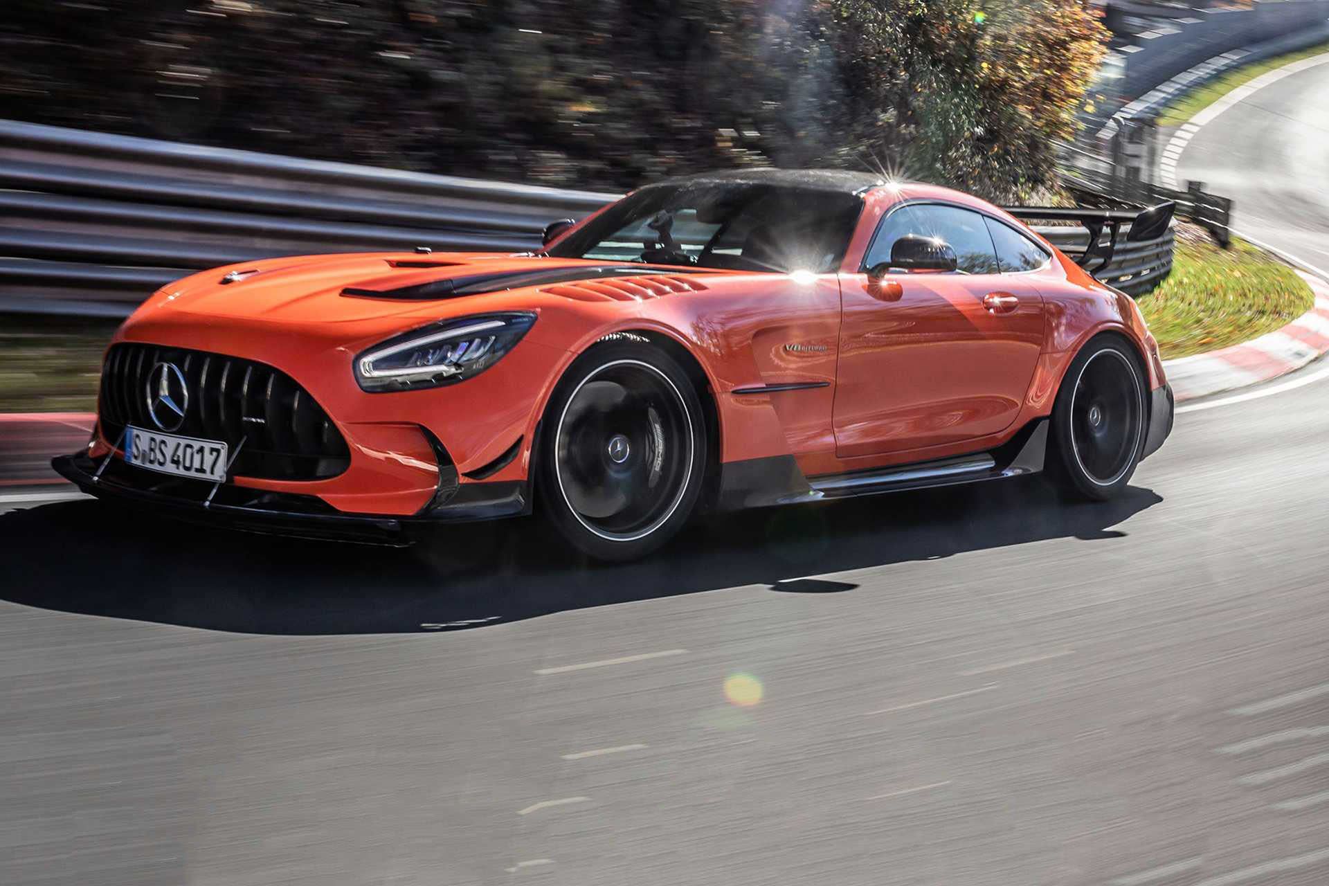 نمای سه چهارم مرسدس آ ام گ جی تی سری سیاه / Mercedes-AMG GT Black Series نارنجی رنگ در پیست نوربرگ رینگ