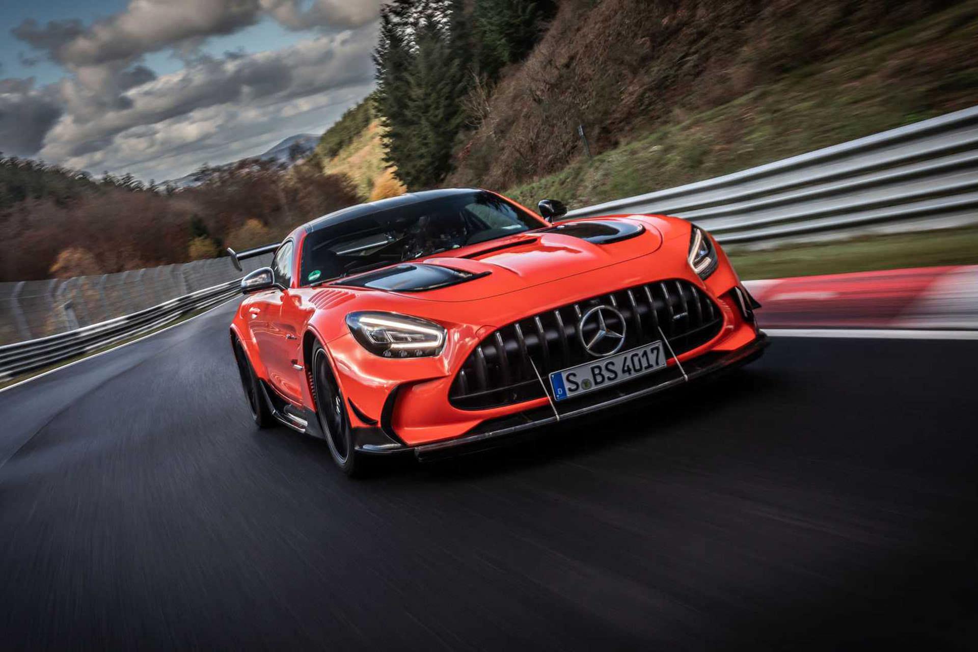 نمای جلو مرسدس آ ام گ جی تی سری سیاه / Mercedes-AMG GT Black Series نارنجی رنگ در پیست نوربرگ رینگ