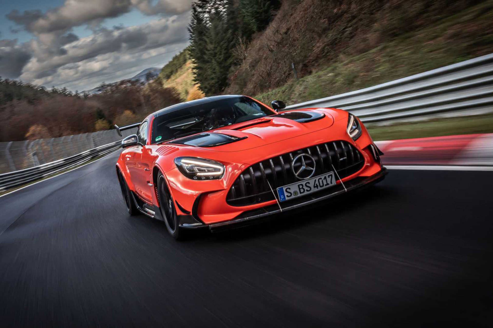 نمای جلو مرسدس آ ام گ جی تی سری سیاه / Mercedes-AMG GT Black Series نارنجی رنگ در پیست نوربرگ رینگ