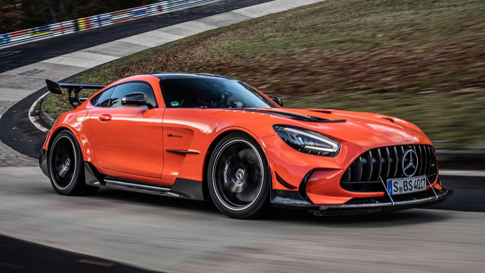 نمای جانبی مرسدس آ ام گ جی تی سری سیاه / Mercedes-AMG GT Black Series نارنجی رنگ در پیست نوربرگ رینگ