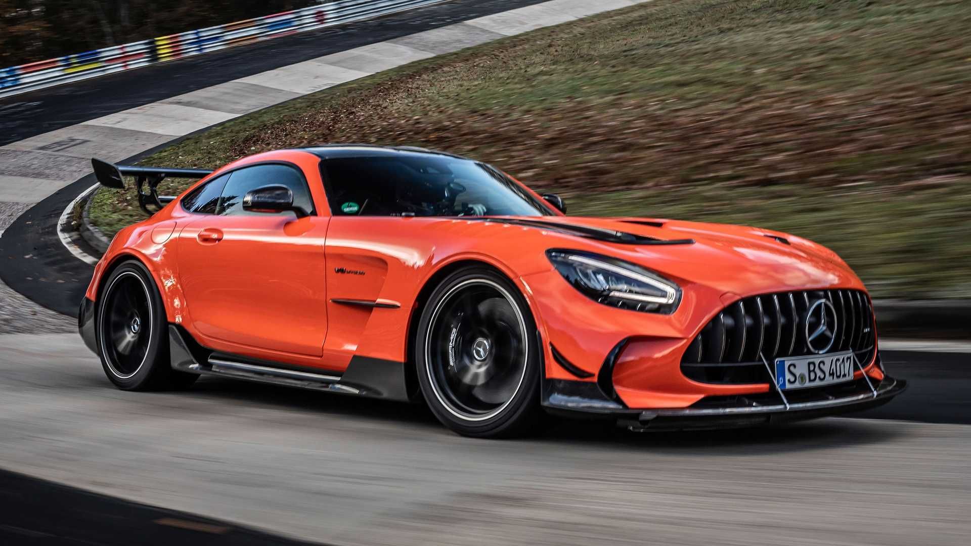 نمای جانبی مرسدس آ ام گ جی تی سری سیاه / Mercedes-AMG GT Black Series نارنجی رنگ در پیست نوربرگ رینگ