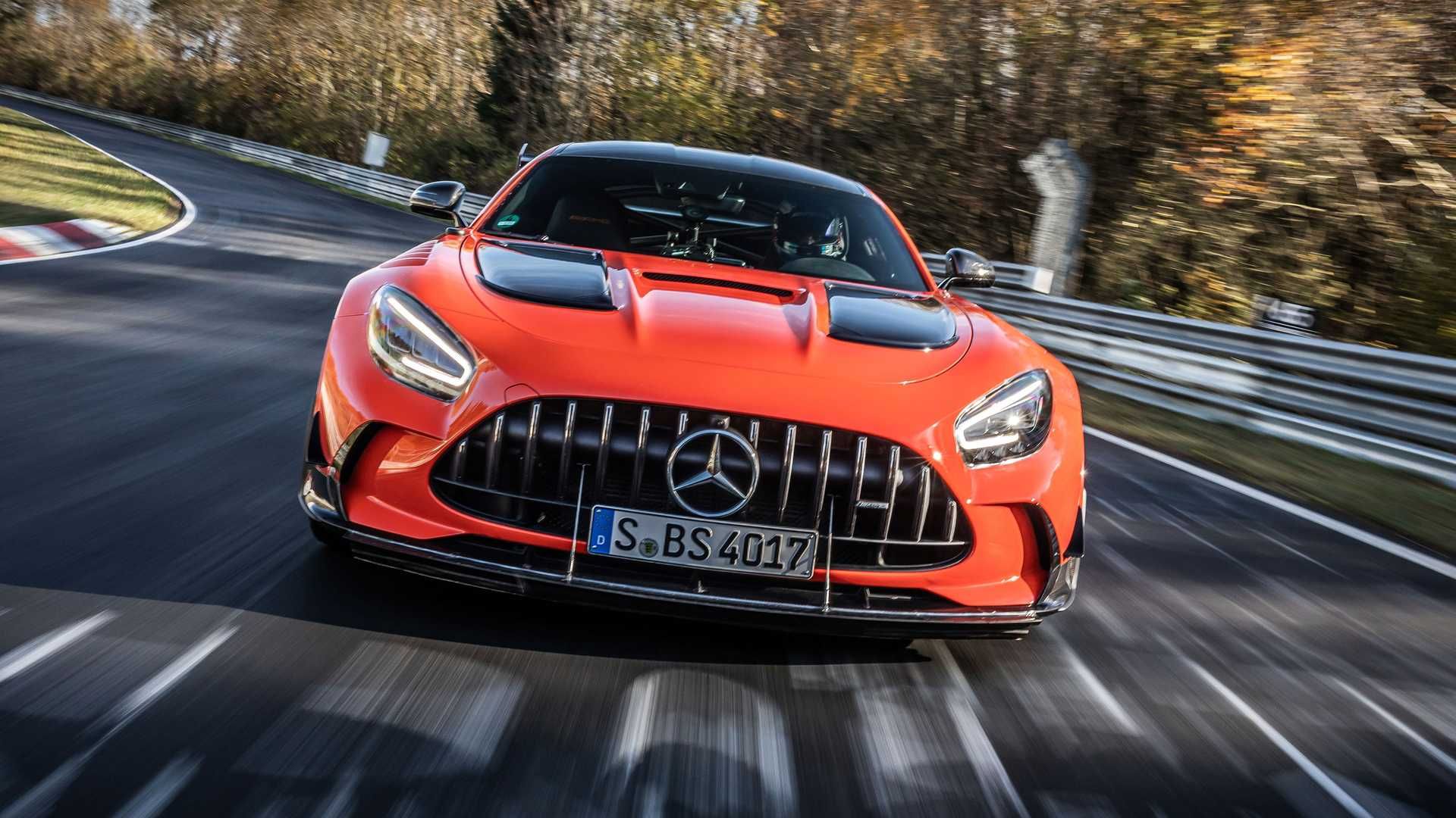 نمای جلو خودرو مرسدس آ ام گ جی تی سری سیاه / Mercedes-AMG GT Black Series نارنجی رنگ در پیست نوربرگ رینگ نوردشلایف