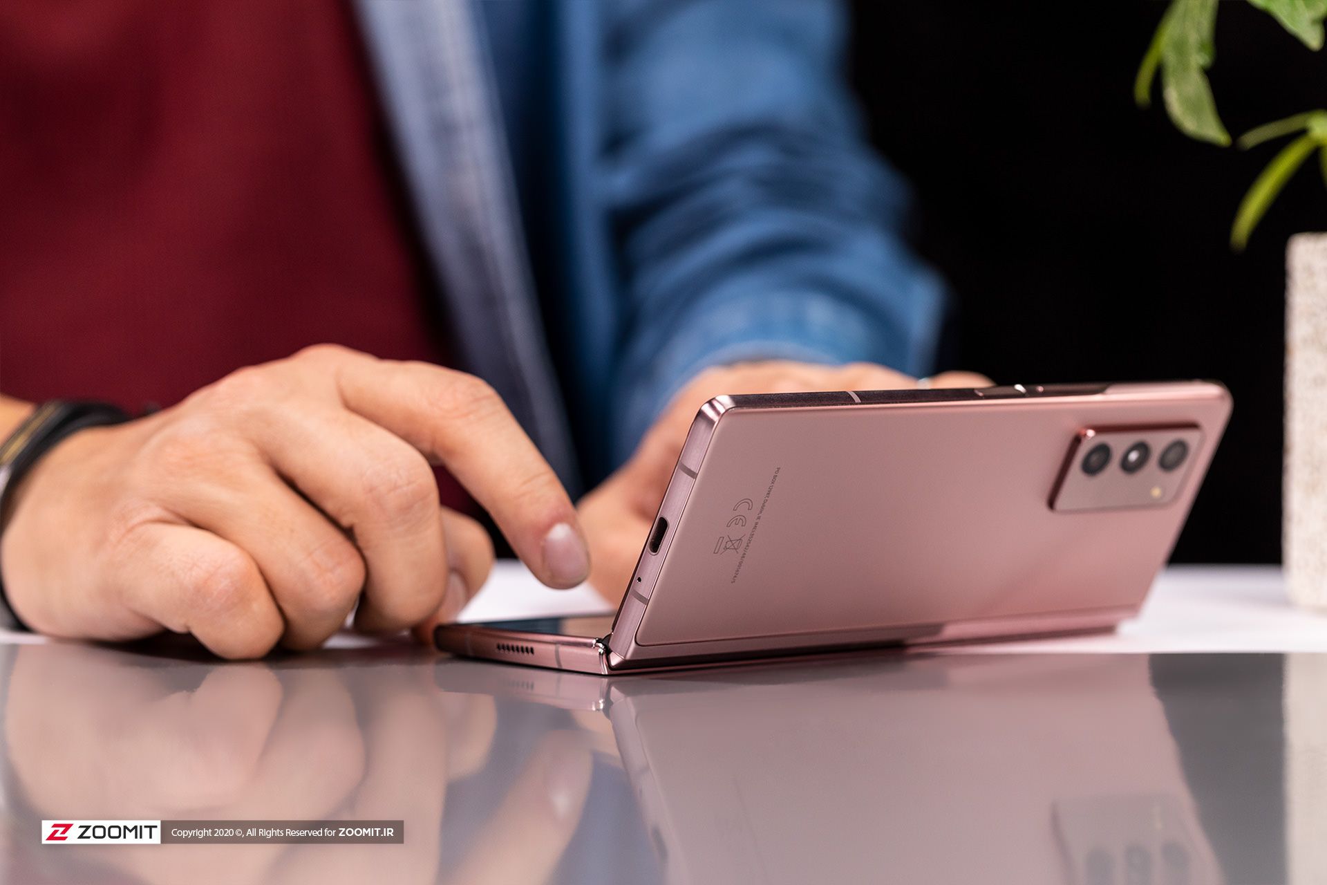 مرجع متخصصين ايران تايپ با گلسي زد فولد ۲ سامسونگ Samsung Galaxy Z Fold 2 در حالت Flex mode