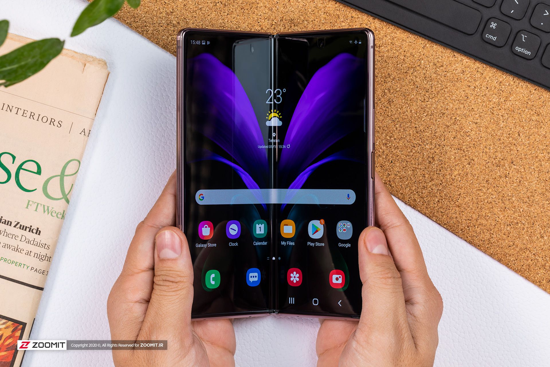 نمایشگر اصلی گلسی زد فولد ۲ سامسونگ Samsung Galaxy Z Fold 2 در حالت نیمه تاشده