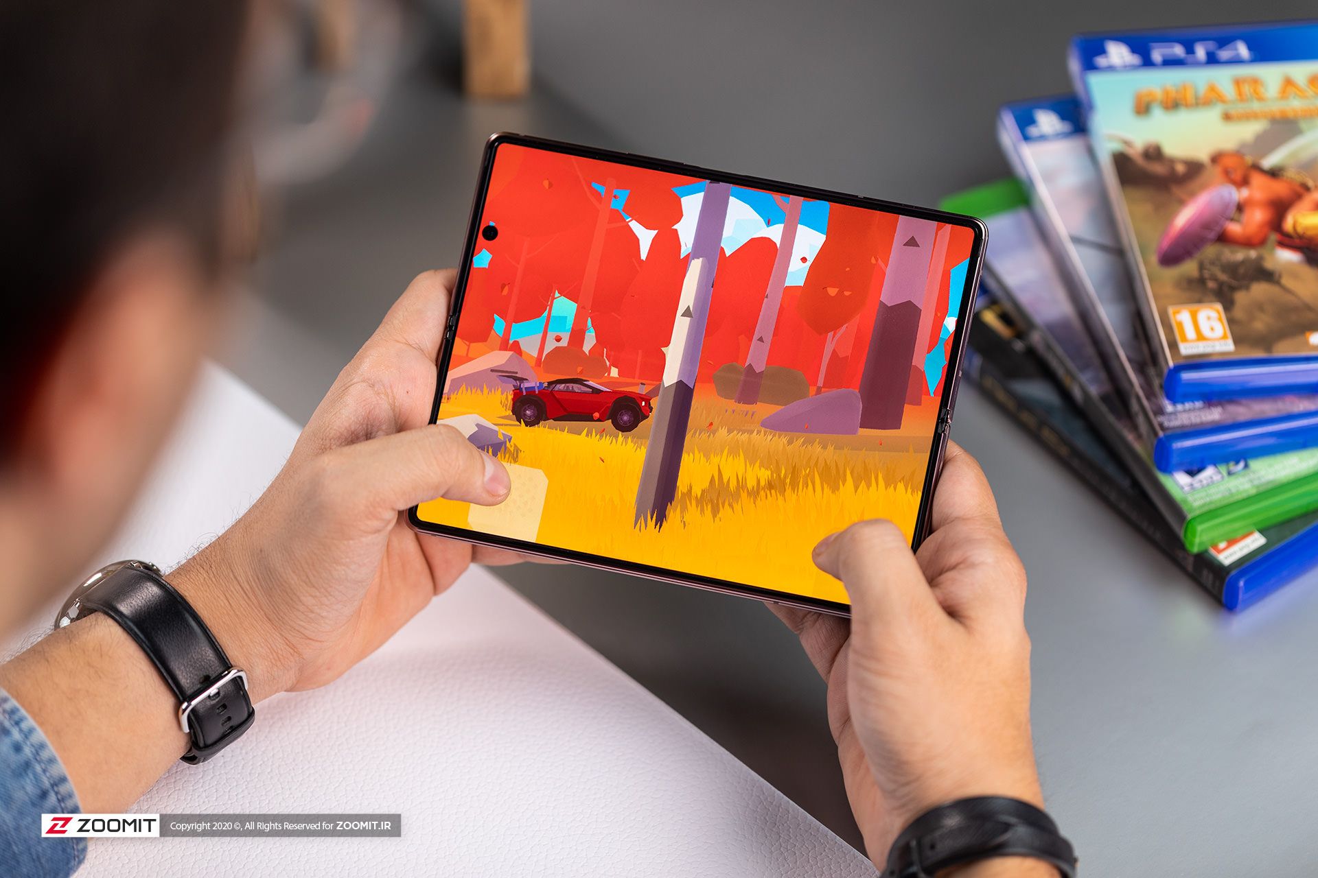 گلسی زد فولد ۲ سامسونگ Samsung Galaxy Z Fold 2 حین اجرای بازی