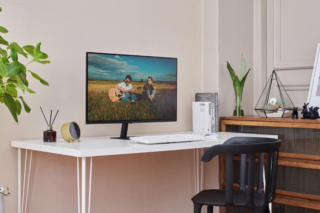 نمای سه رخ سامسونگ اسمارت مانیتور / Smart Monitor درحال نمایش مرد گیتاریست داخل اتاق