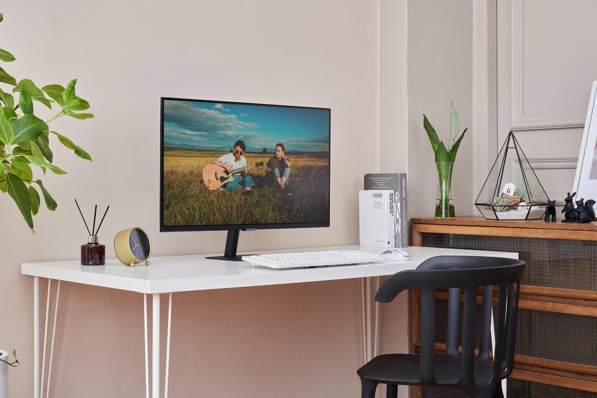 نمای سه رخ سامسونگ اسمارت مانیتور / Smart Monitor درحال نمایش مرد گیتاریست داخل اتاق
