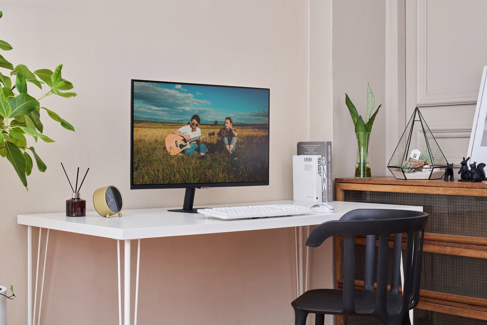 نمای سه رخ سامسونگ اسمارت مانیتور / Smart Monitor درحال نمایش مرد گیتاریست داخل اتاق