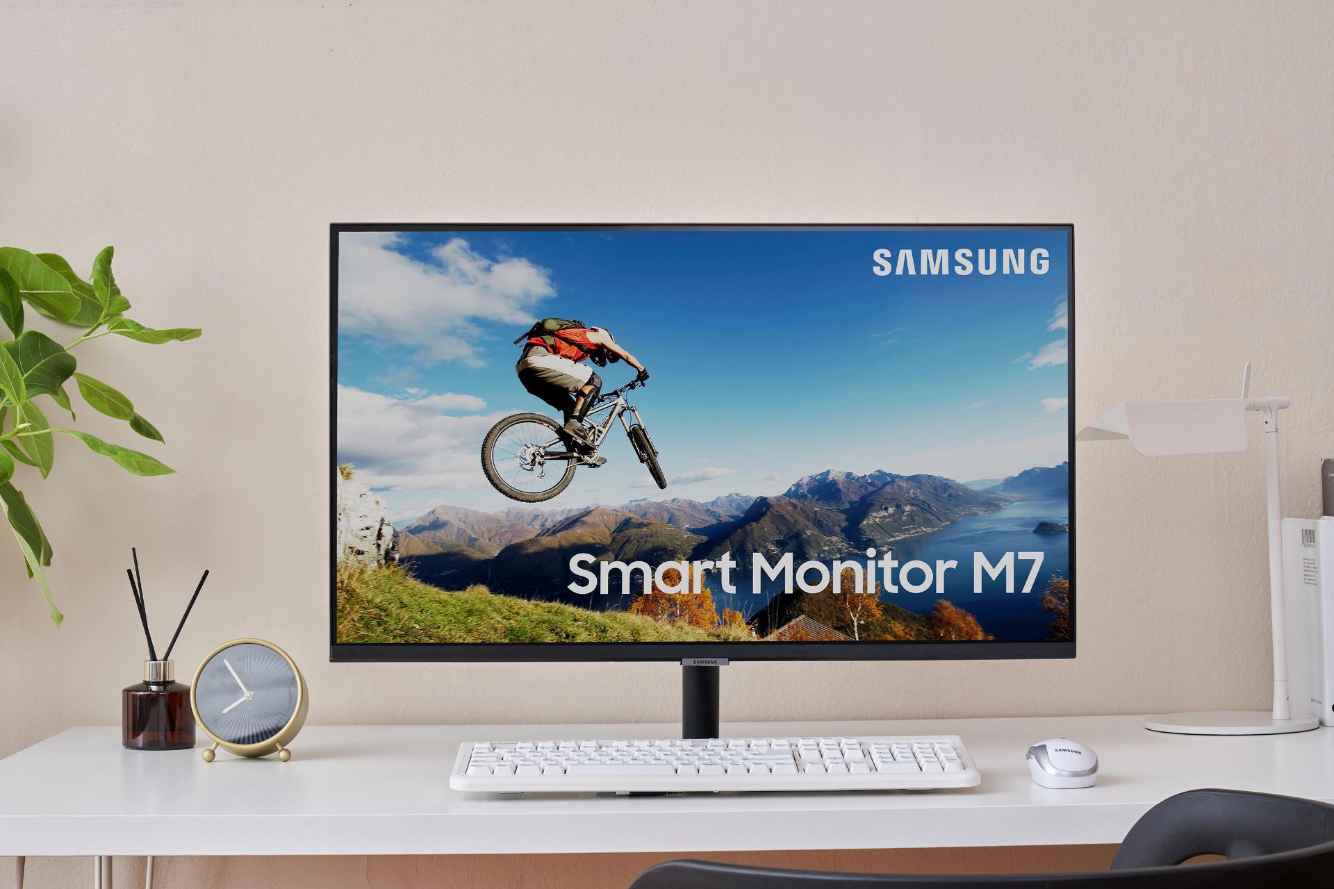 نمای جلو سامسونگ اسمارت مانیتور / Smart Monitor دوچرخه کوهستانی آسمان آبی کیبورد سفید اتاق