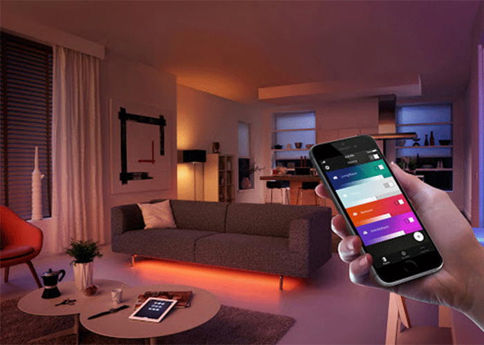 کنترل سیستم نورپردازی هوشمند با استفاده از اپلیکیشن در یک خانه لوکس