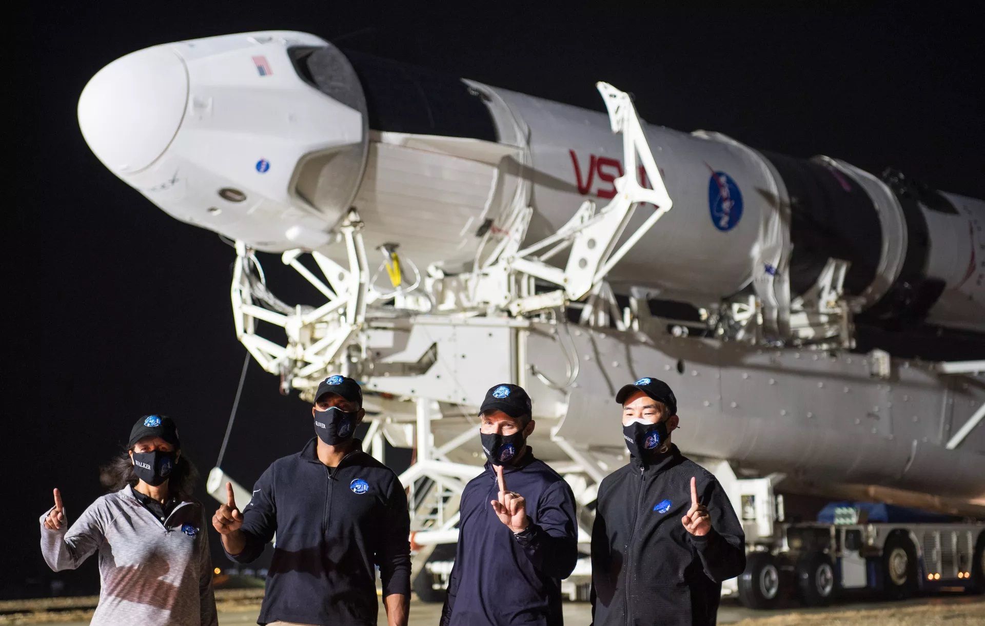 خدمه کرو ۱ در کنار فضاپیمای کرو دراگون