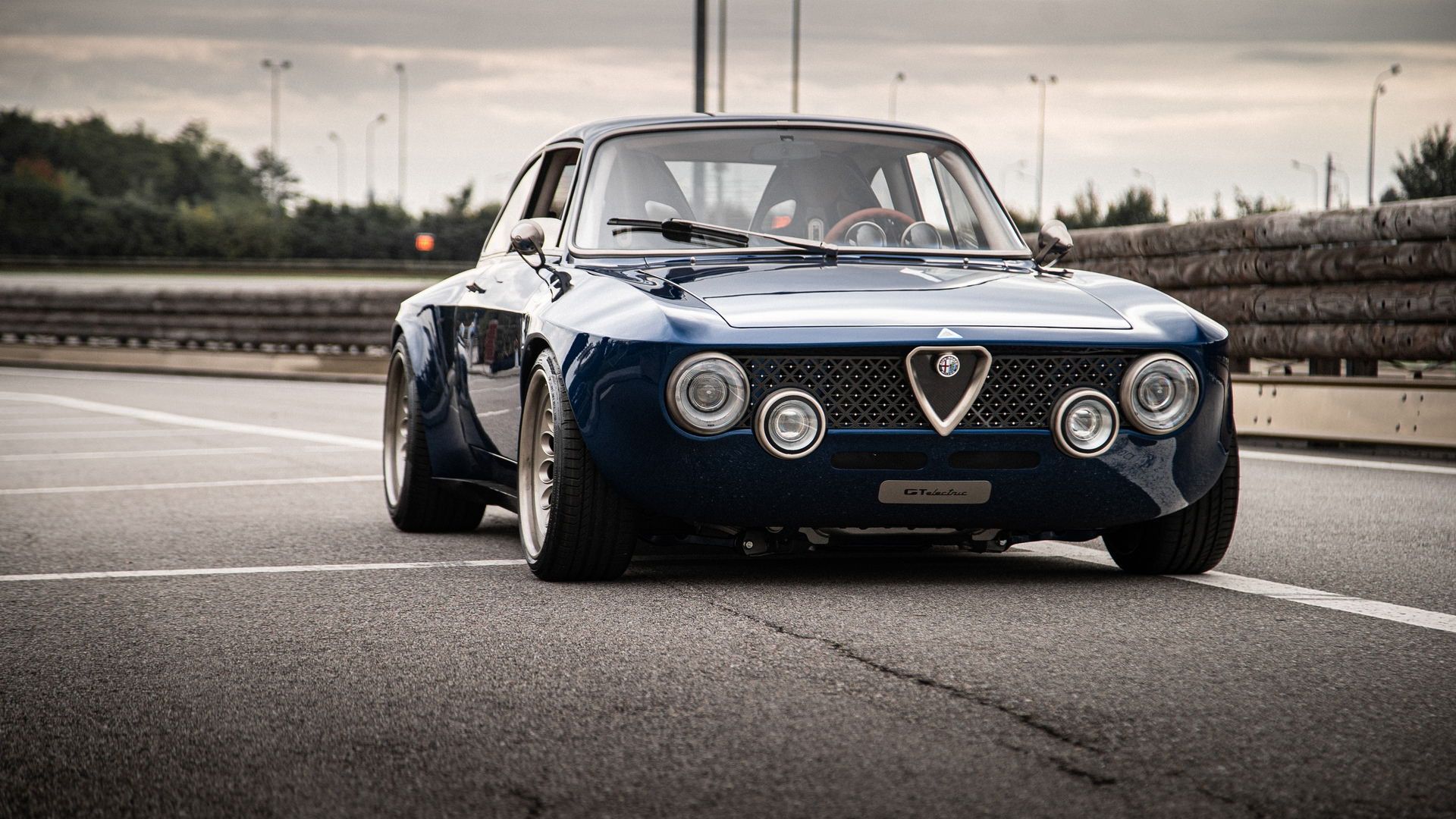 نمای جلو خودروی الکتریکی آلفا رومئو جولیا / Alfa Romeo Giulia GTA آبی رنگ در جاده