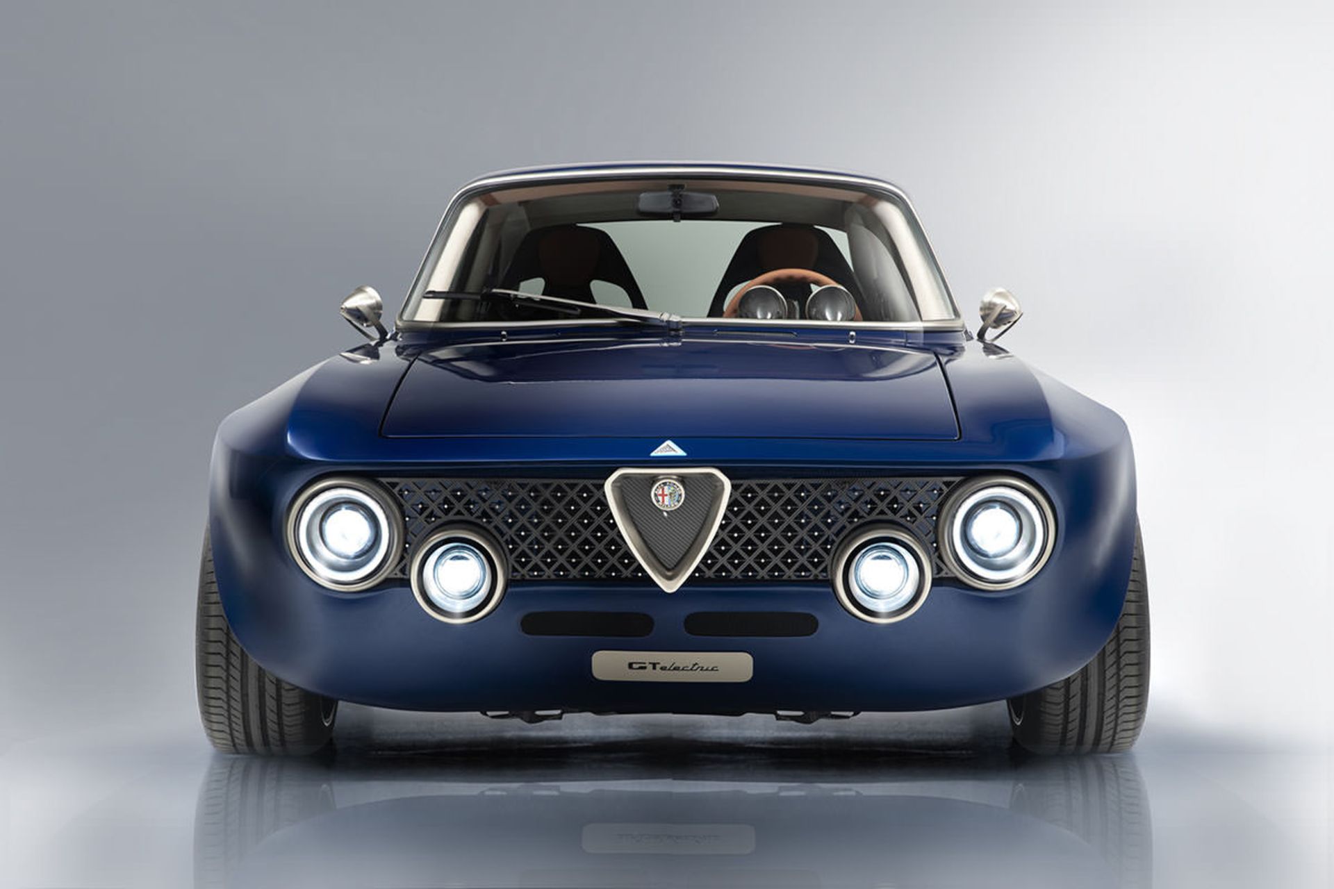 مرجع متخصصين ايران نماي جلو خودروي الكتريكي آلفا رومئو جوليا / Alfa Romeo Giulia GTA آبي رنگ 