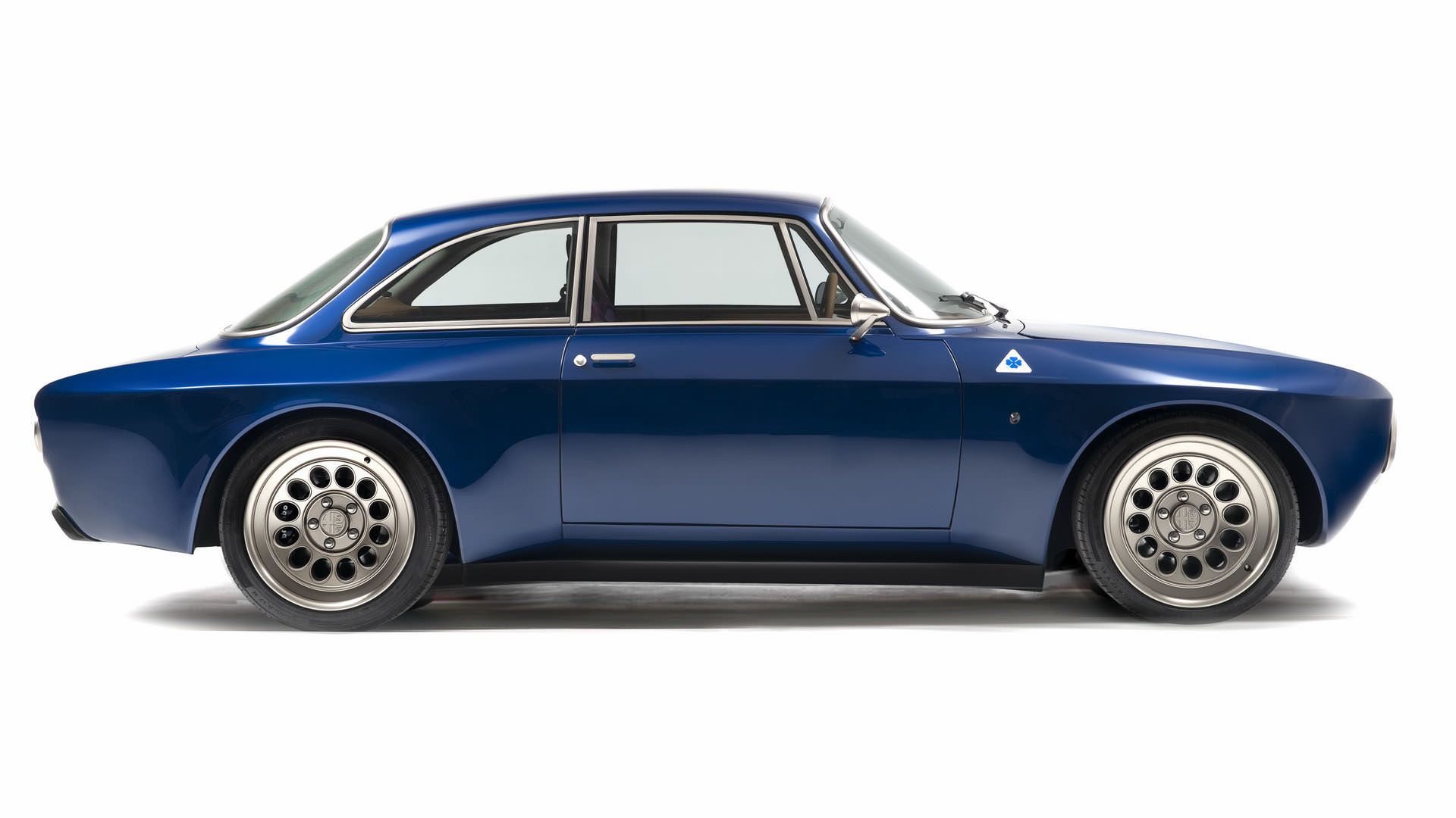 نمای جانبی خودروی الکتریکی آلفا رومئو جولیا / Alfa Romeo Giulia GTA آبی رنگ 