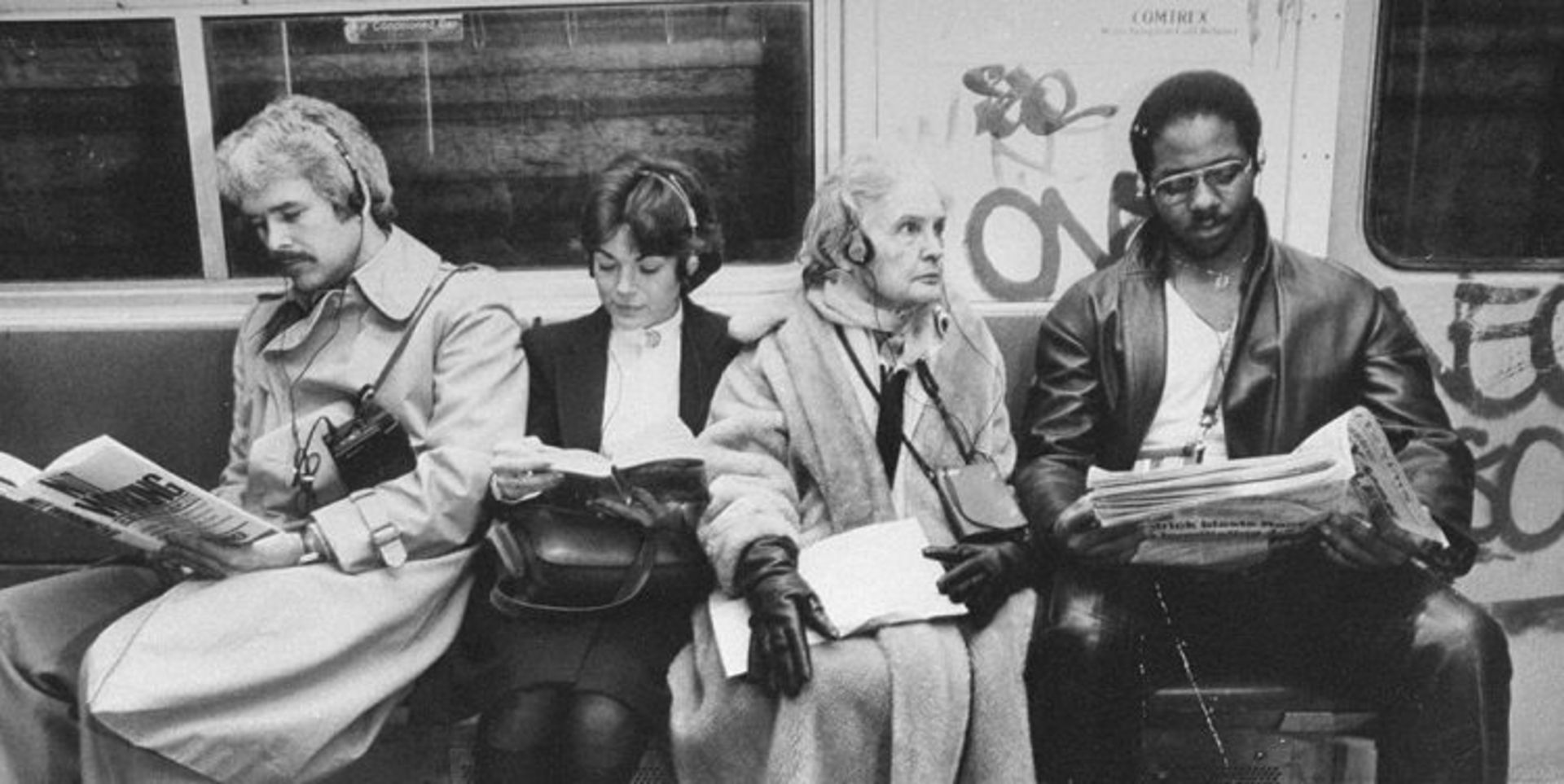مرجع متخصصين ايران چهار مسافر در حال گوش دادن به واكمن در مترو نيويورك 1981