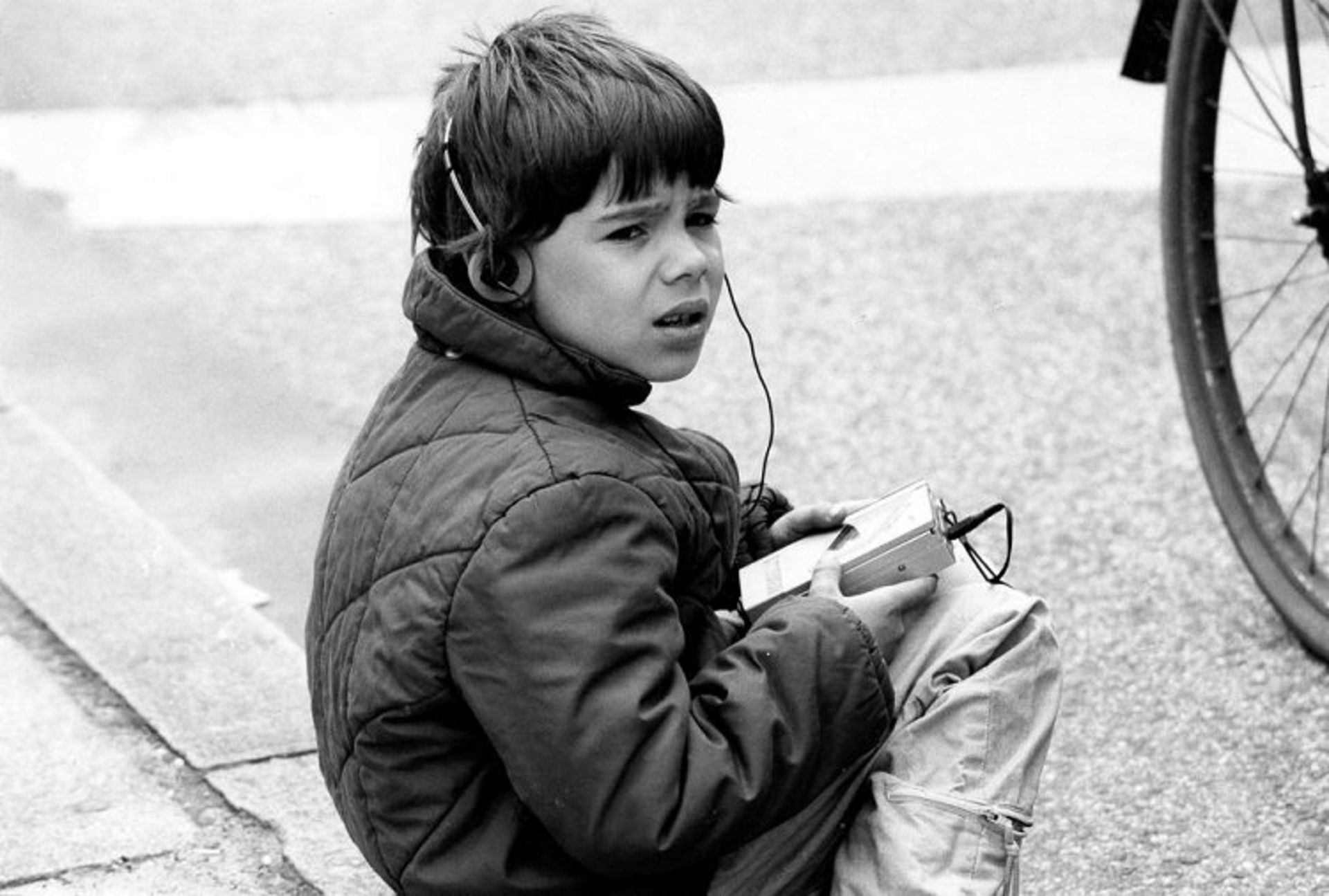 مرجع متخصصين ايران پسر بچه‌اي در حال گوش دادن به واكمن در پاريس 1987