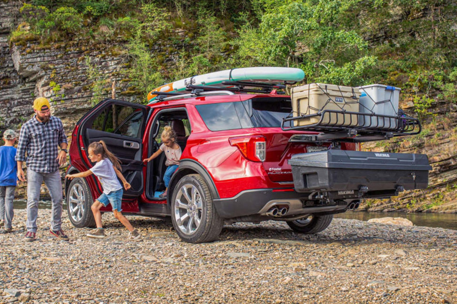 باربند یاکیما / Yakima Exo cargo system در عقب خودرو قرمز در کوهستان